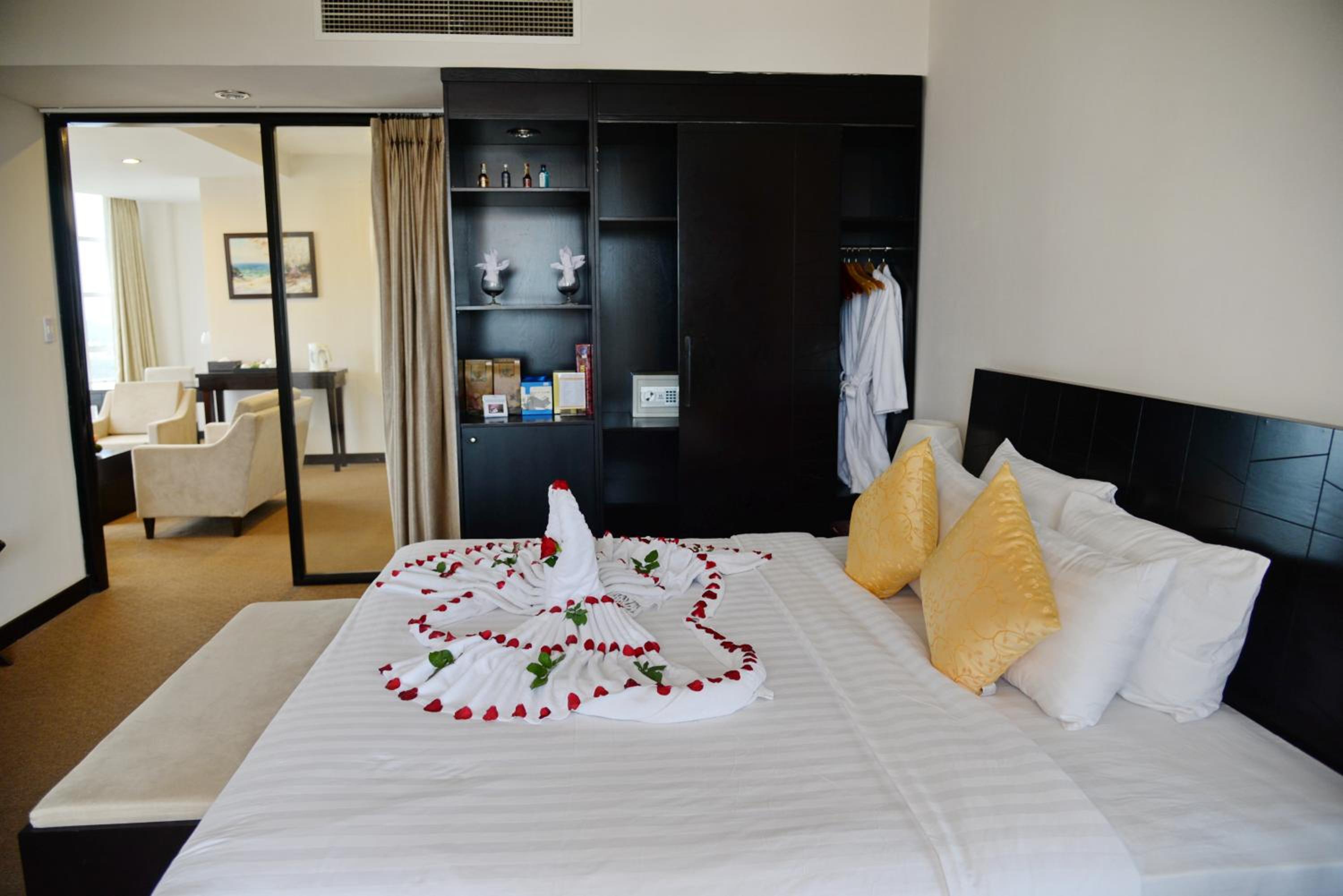 Suite - Photo 7