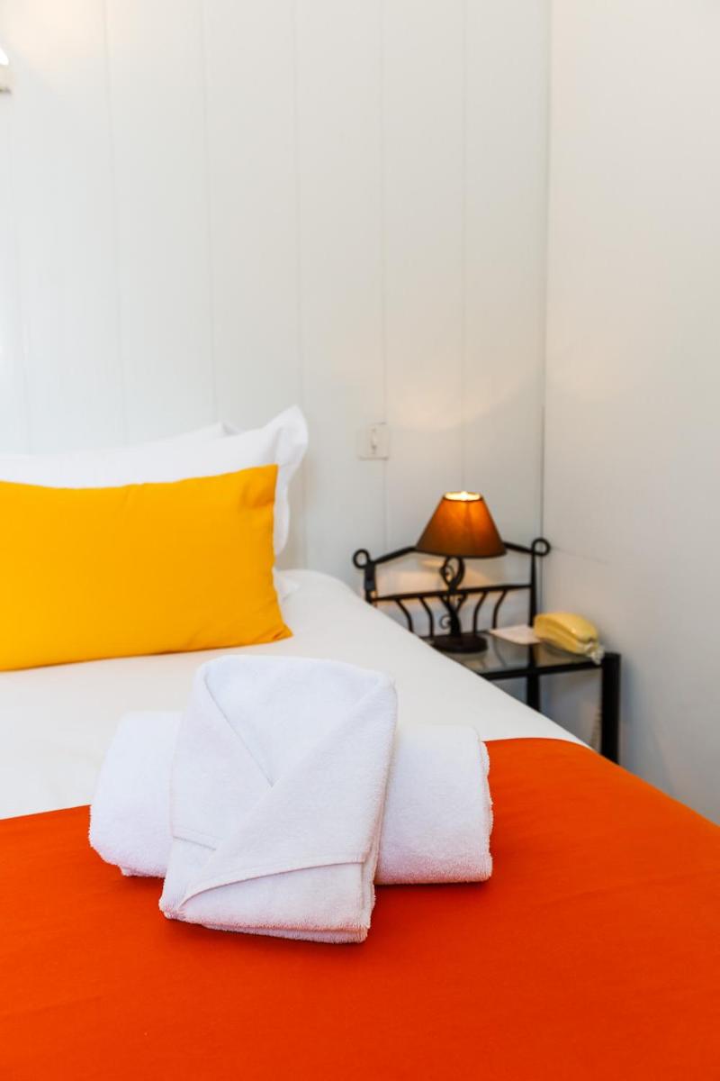 Standard Double Room - Photo 7
