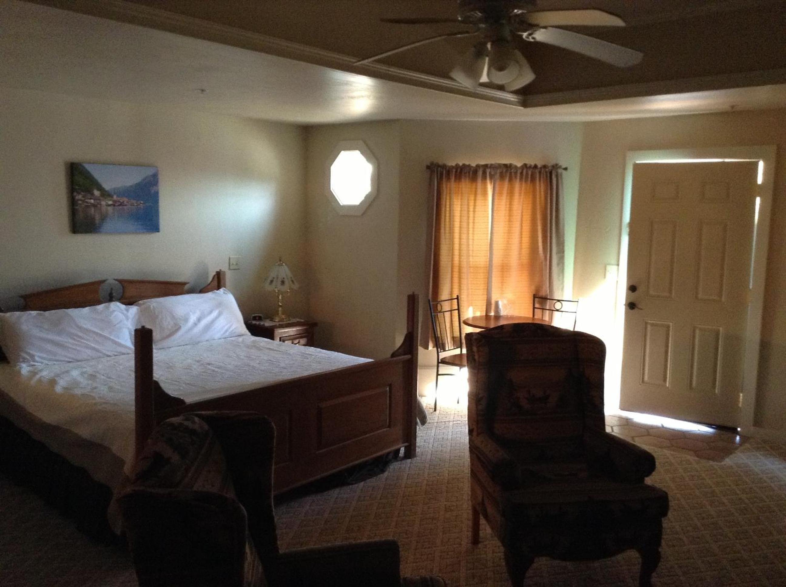 King Suite with Spa Bath and Mountain View