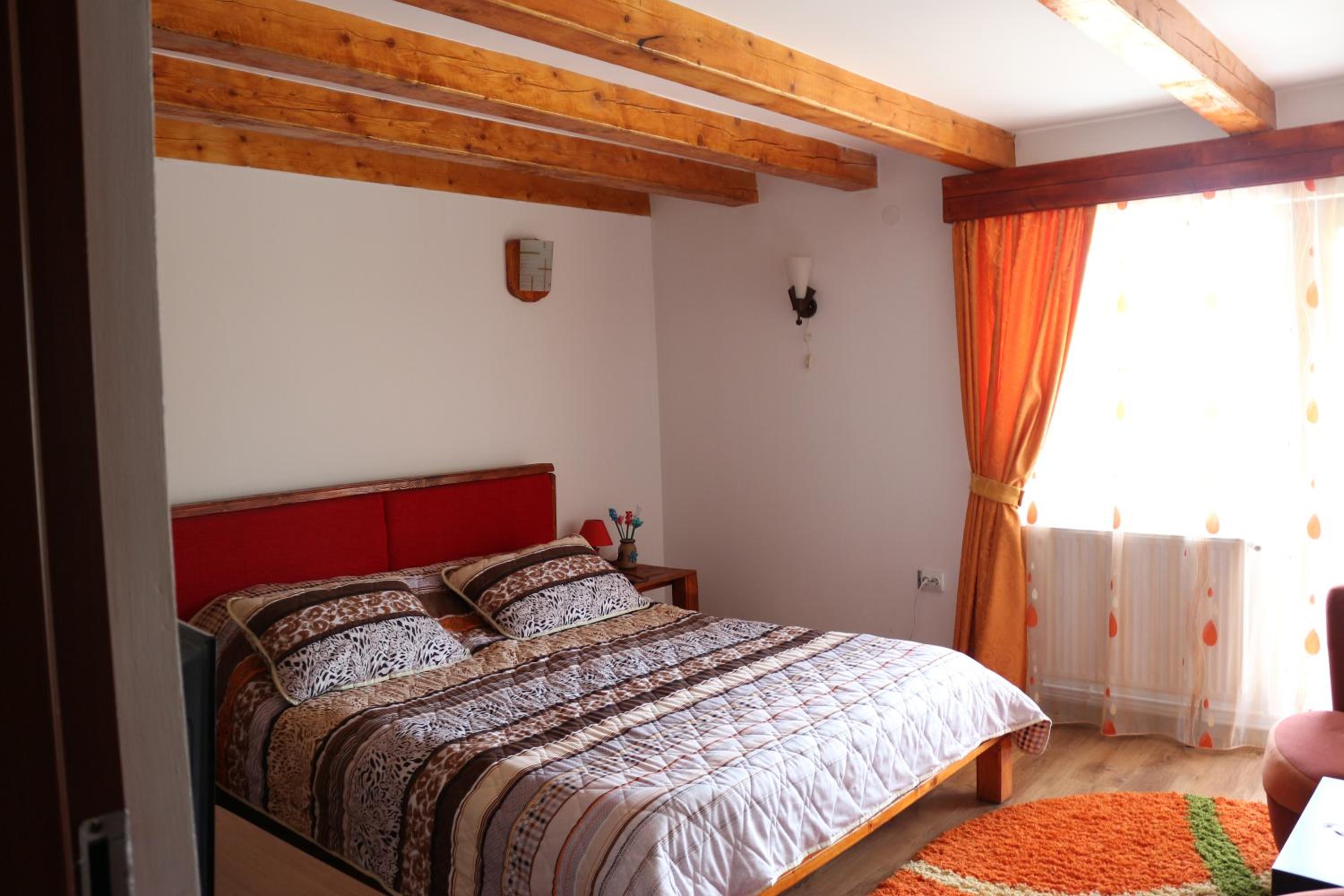 Five-Bedroom House photo 1