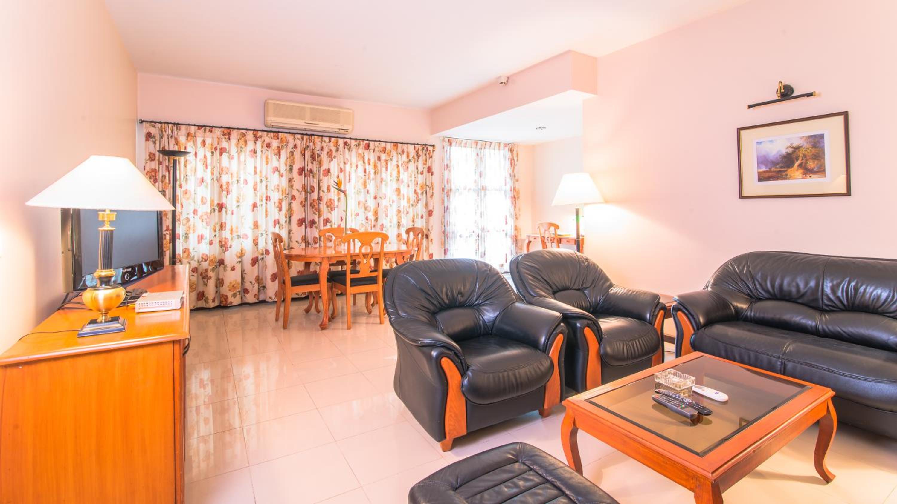Executive Room (Common Living Room) With Kitchen - Photo 4