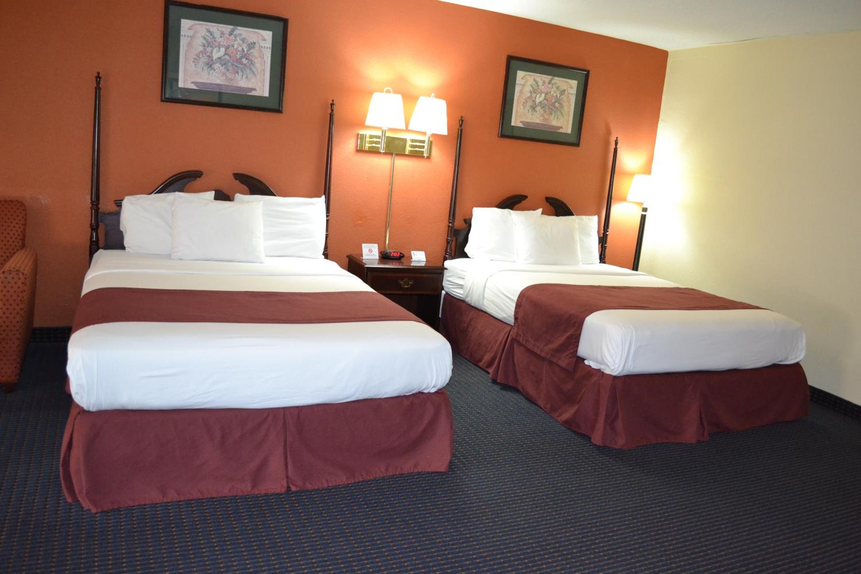 Deluxe Queen Room with Two Queen Beds - Non-Smoking - Photo 2