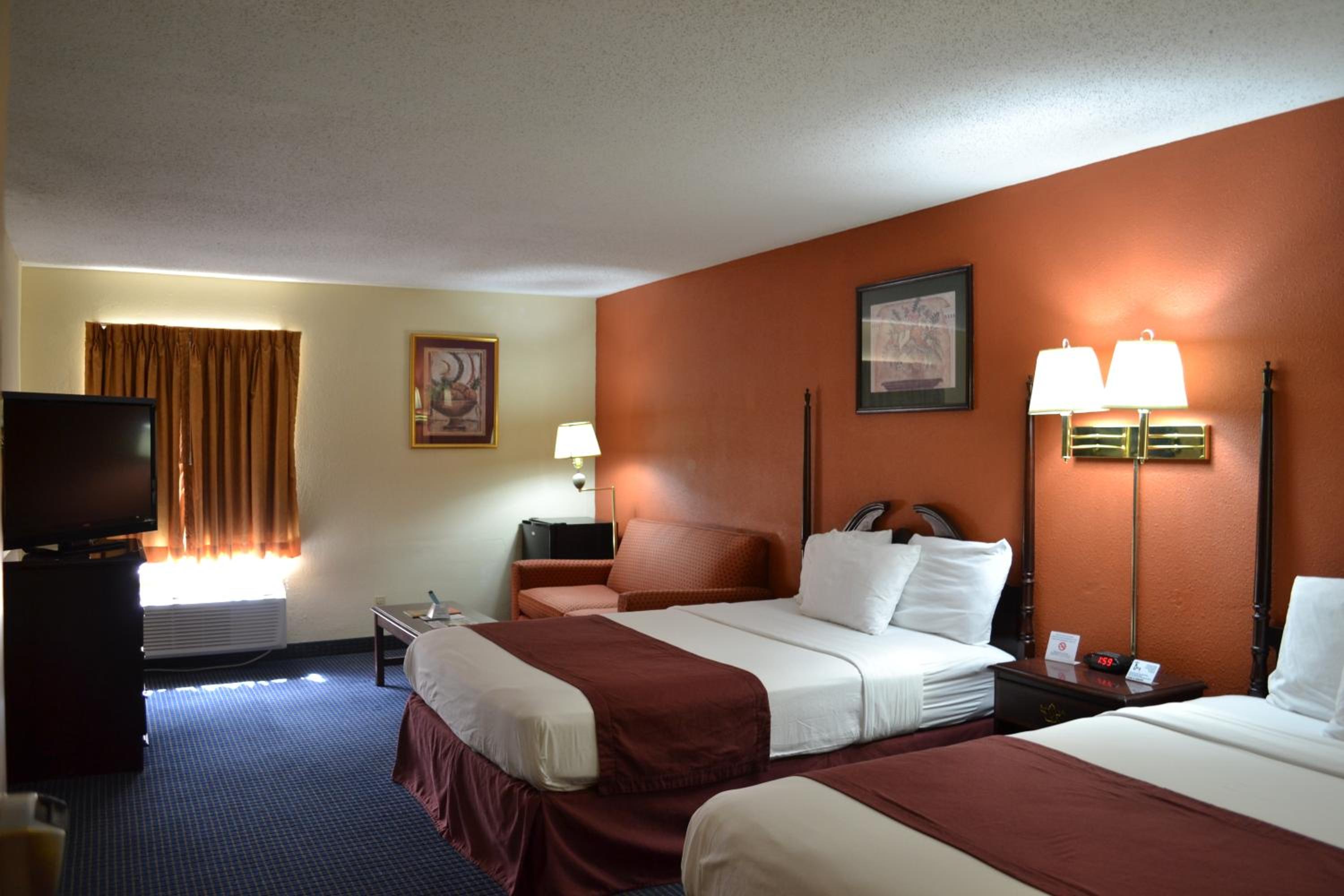 Deluxe Queen Room with Two Queen Beds - Non-Smoking - Photo 10