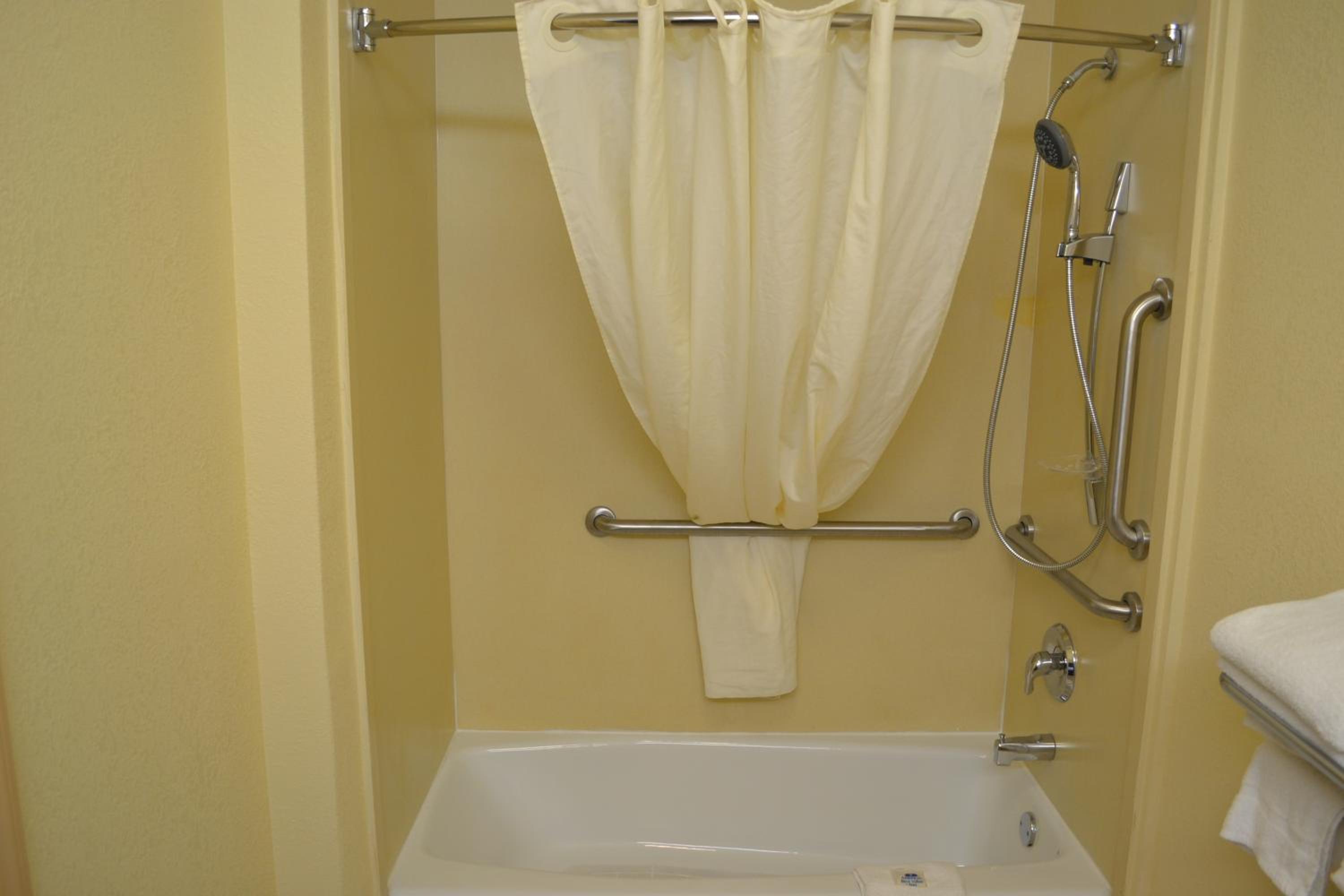 Deluxe Queen Room with Two Queen Beds - Non-Smoking - Photo 6