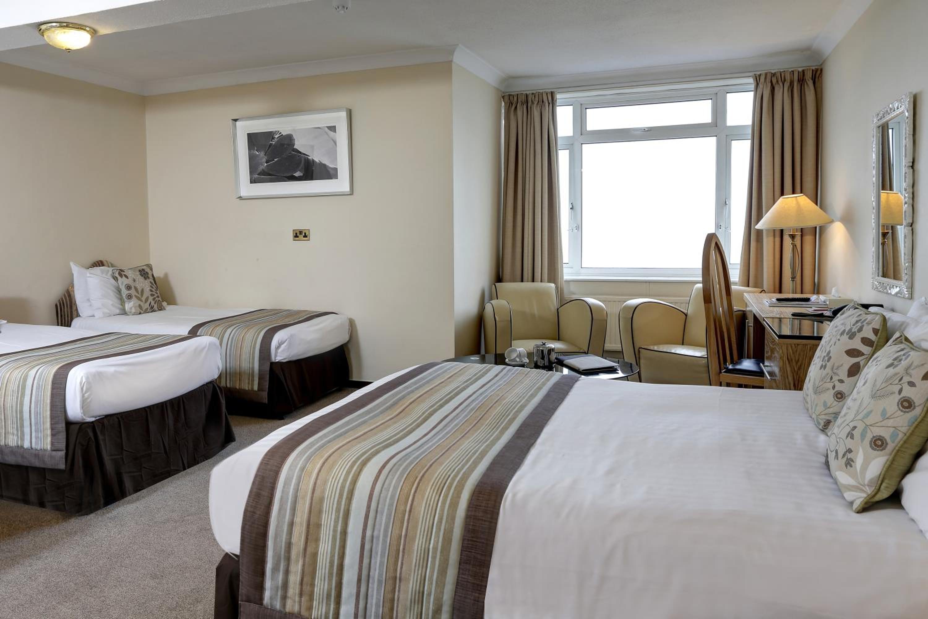 Family Room with 1 Double and 2 Twin Beds and Sea View - Non-Smoking - Photo 1