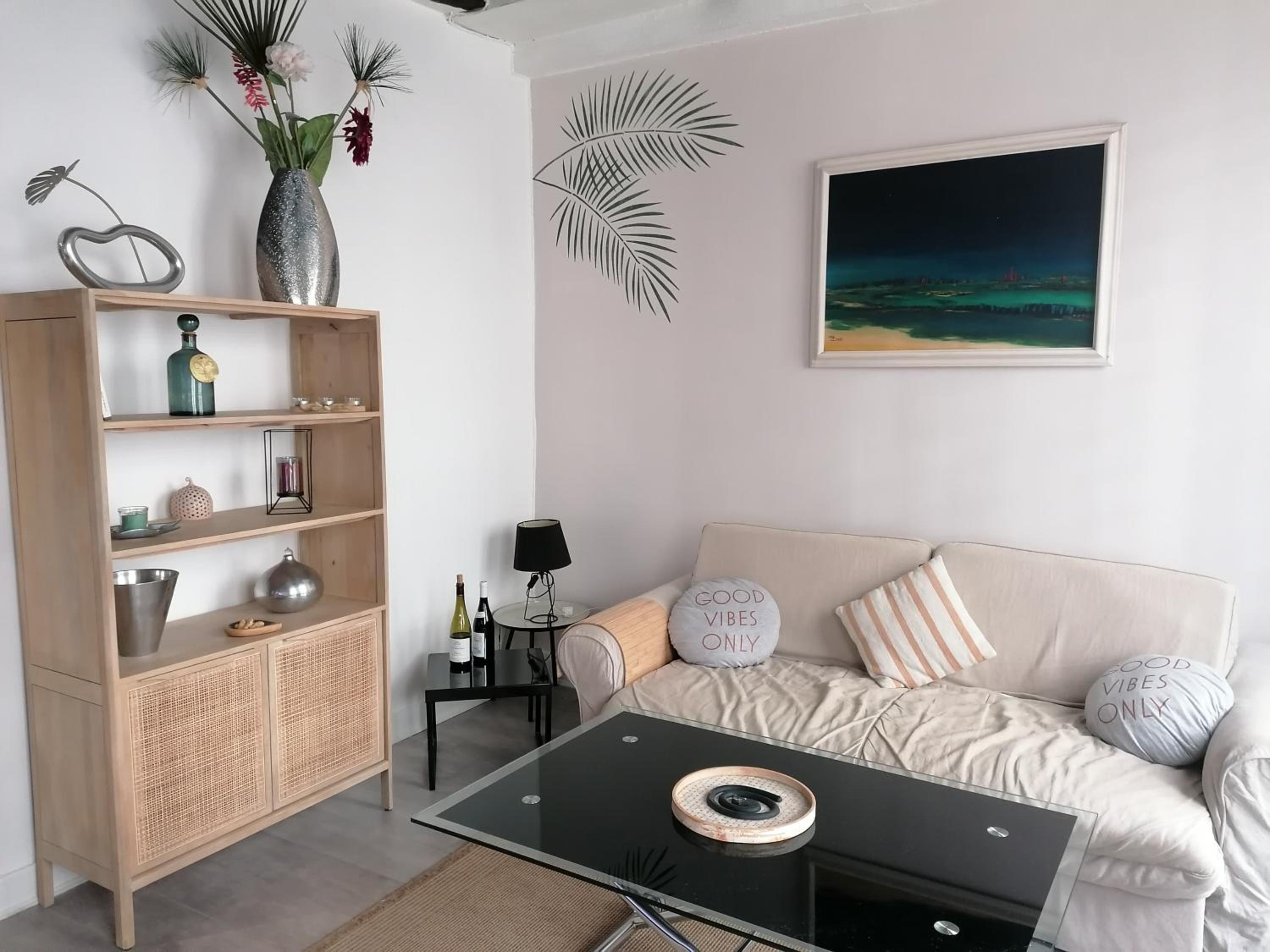 One-Bedroom Apartment photo 2