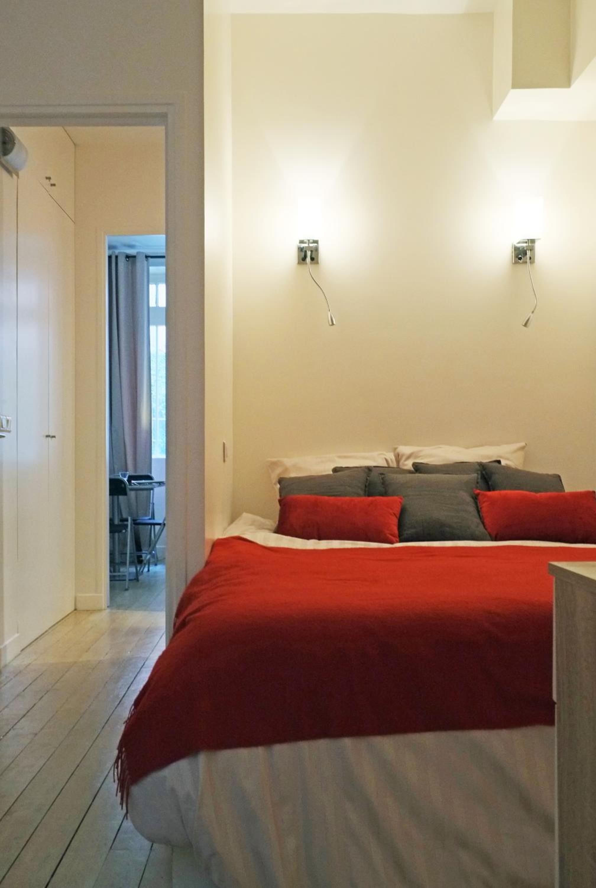 One-Bedroom Apartment photo 2