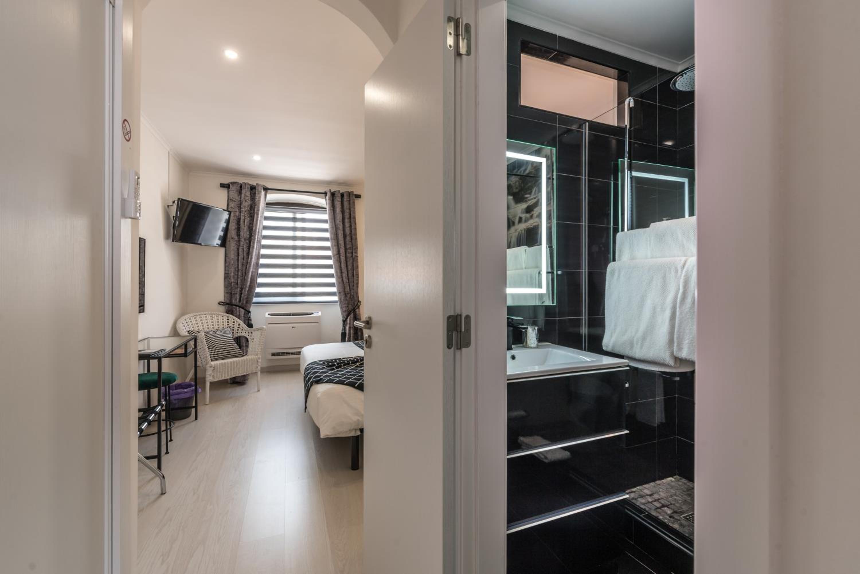 Double or Twin Room with Shower
