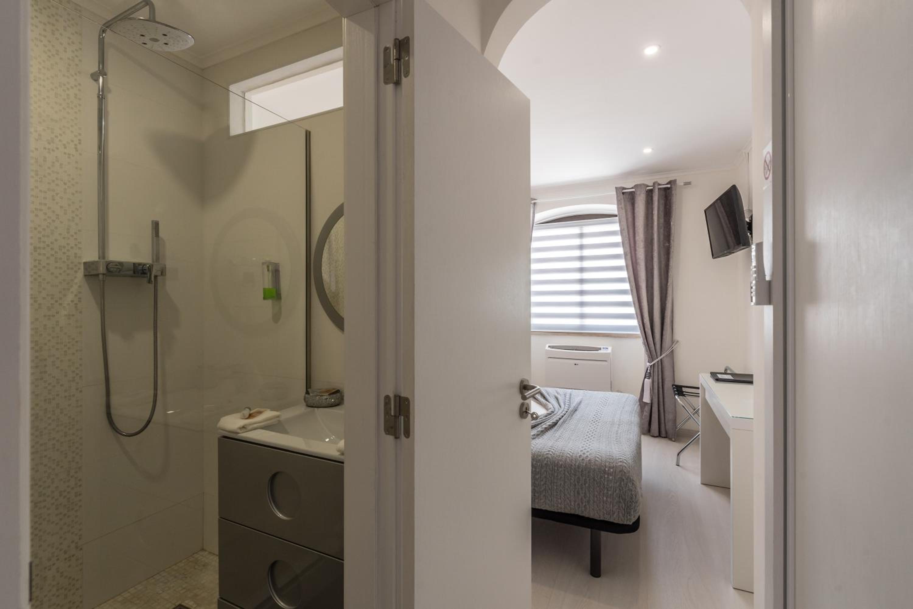 Double Room with Private Bathroom photo 2