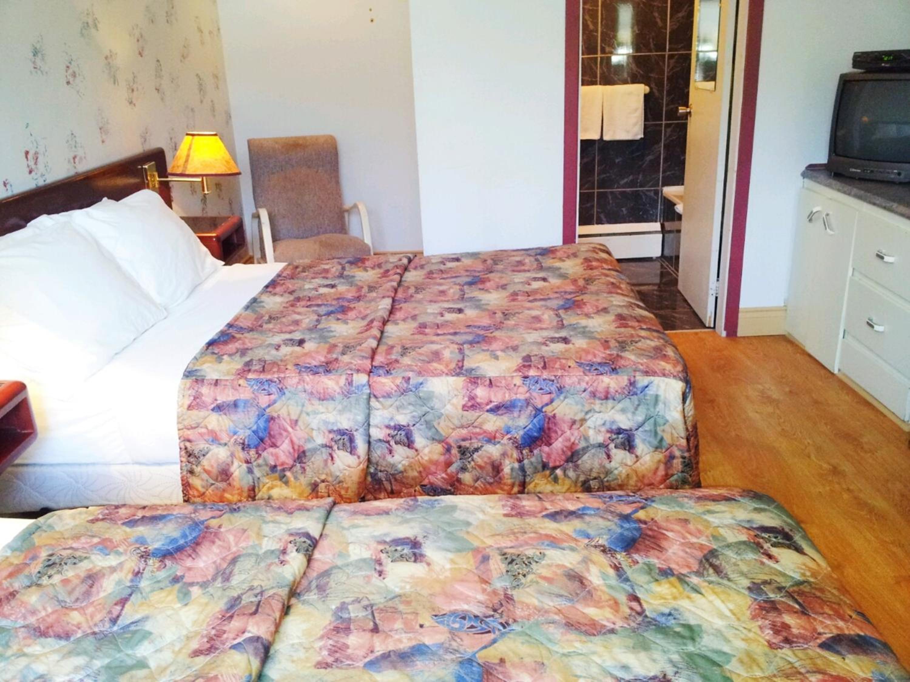 Economy Double Room with Two Double Beds photo 3
