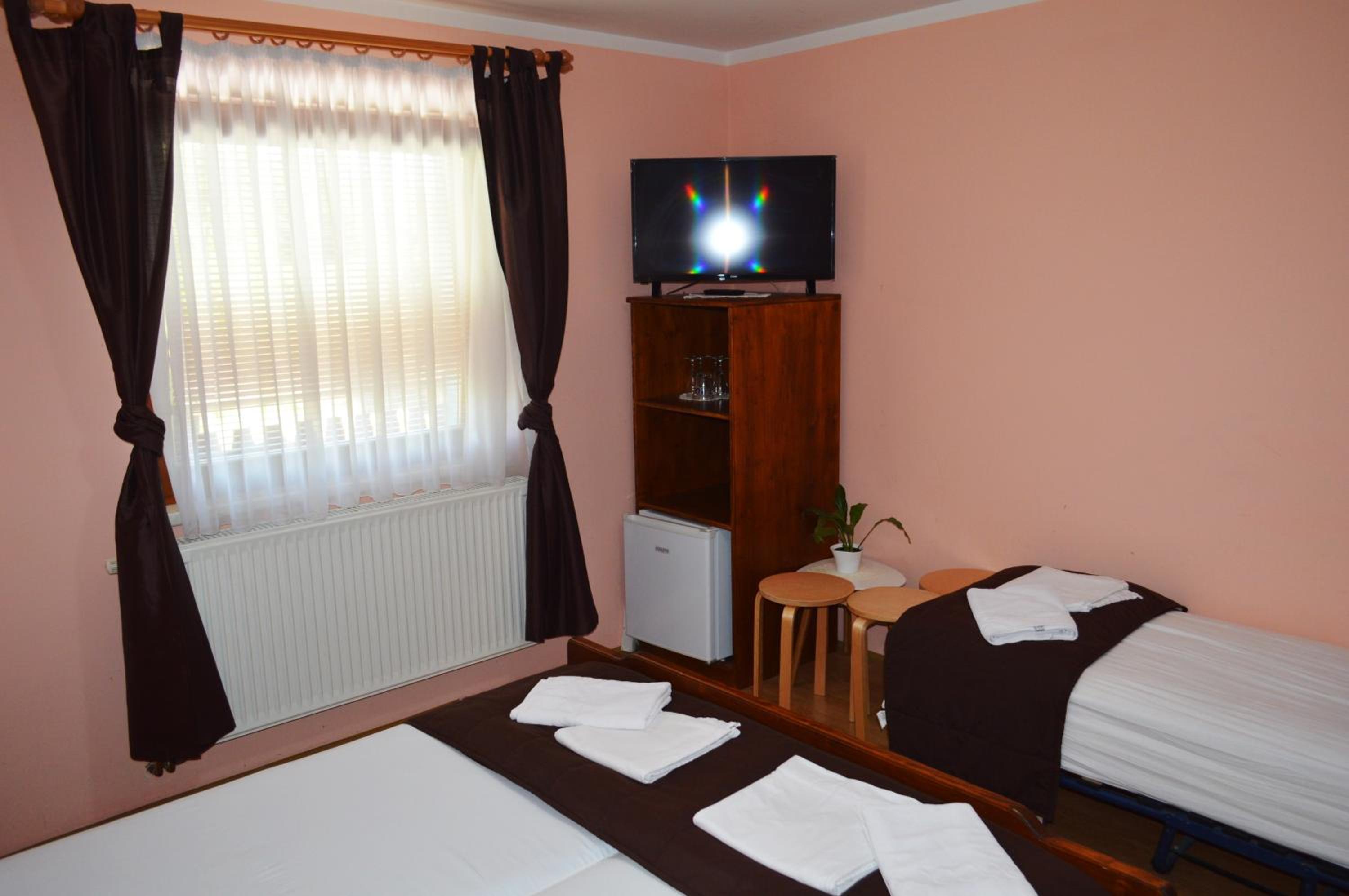 Triple Room with Bathroom photo 2