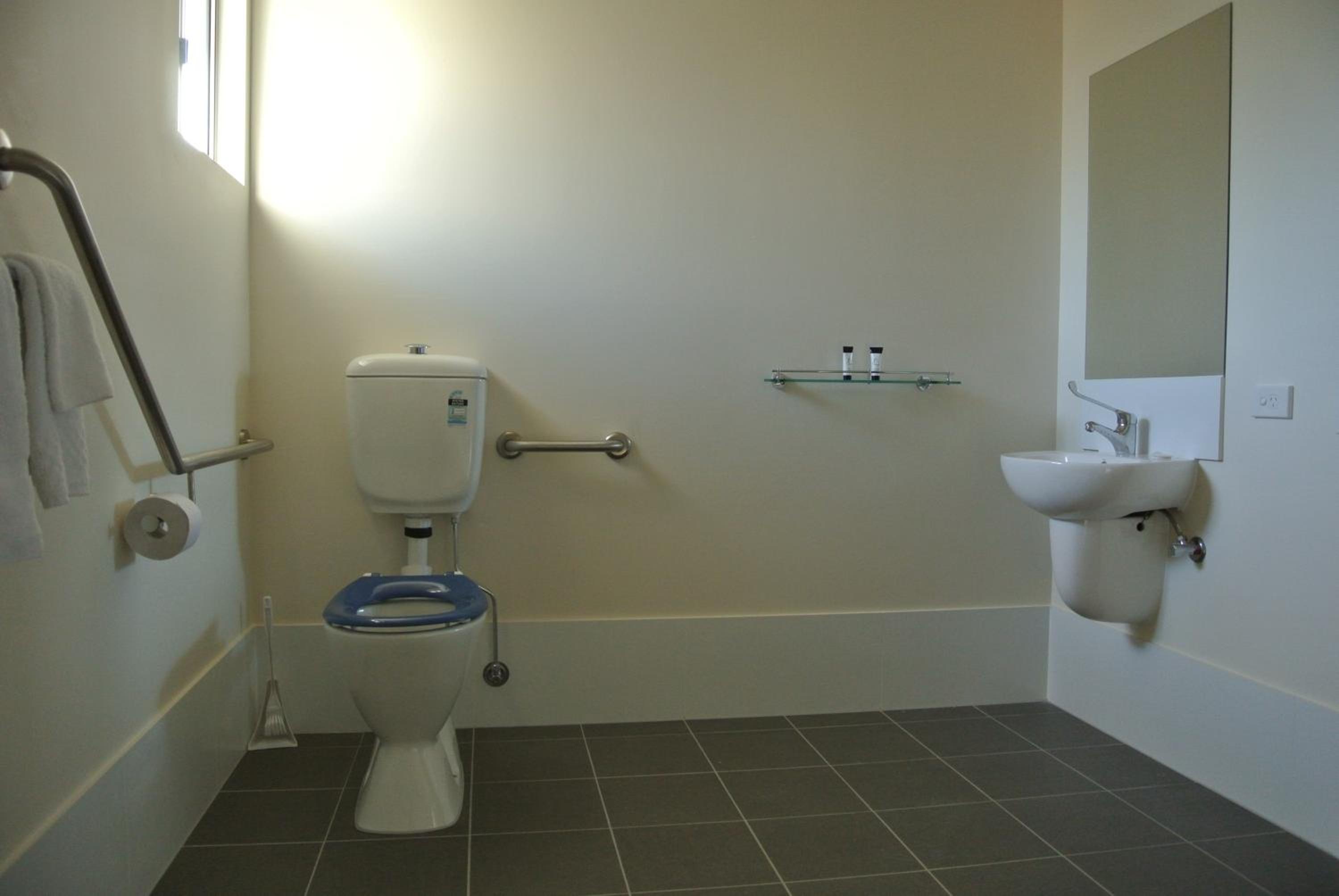 Queen Room - Disability Access photo 2