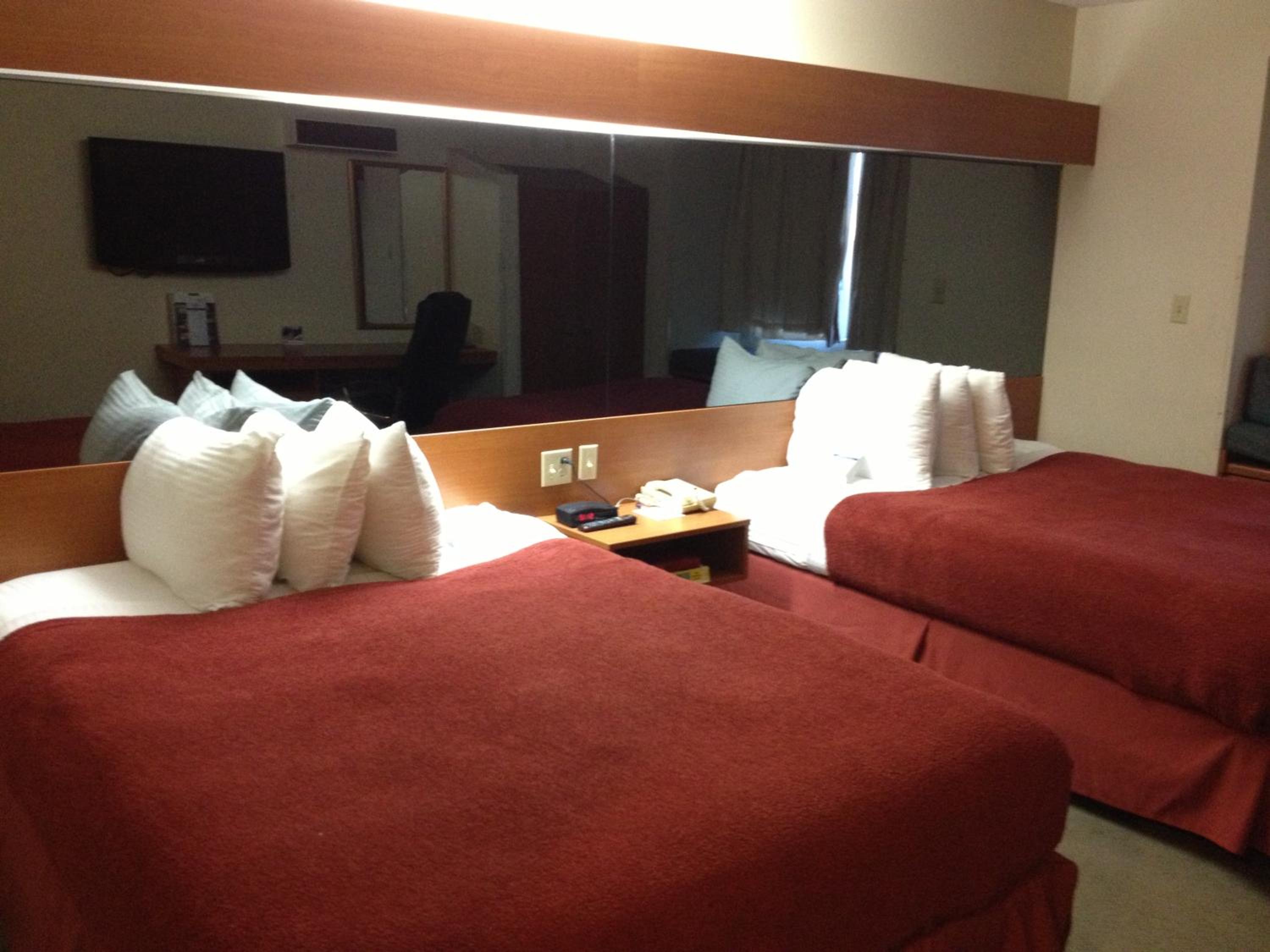 Queen Room with Two Queen Beds - Non-Smoking - Photo 2