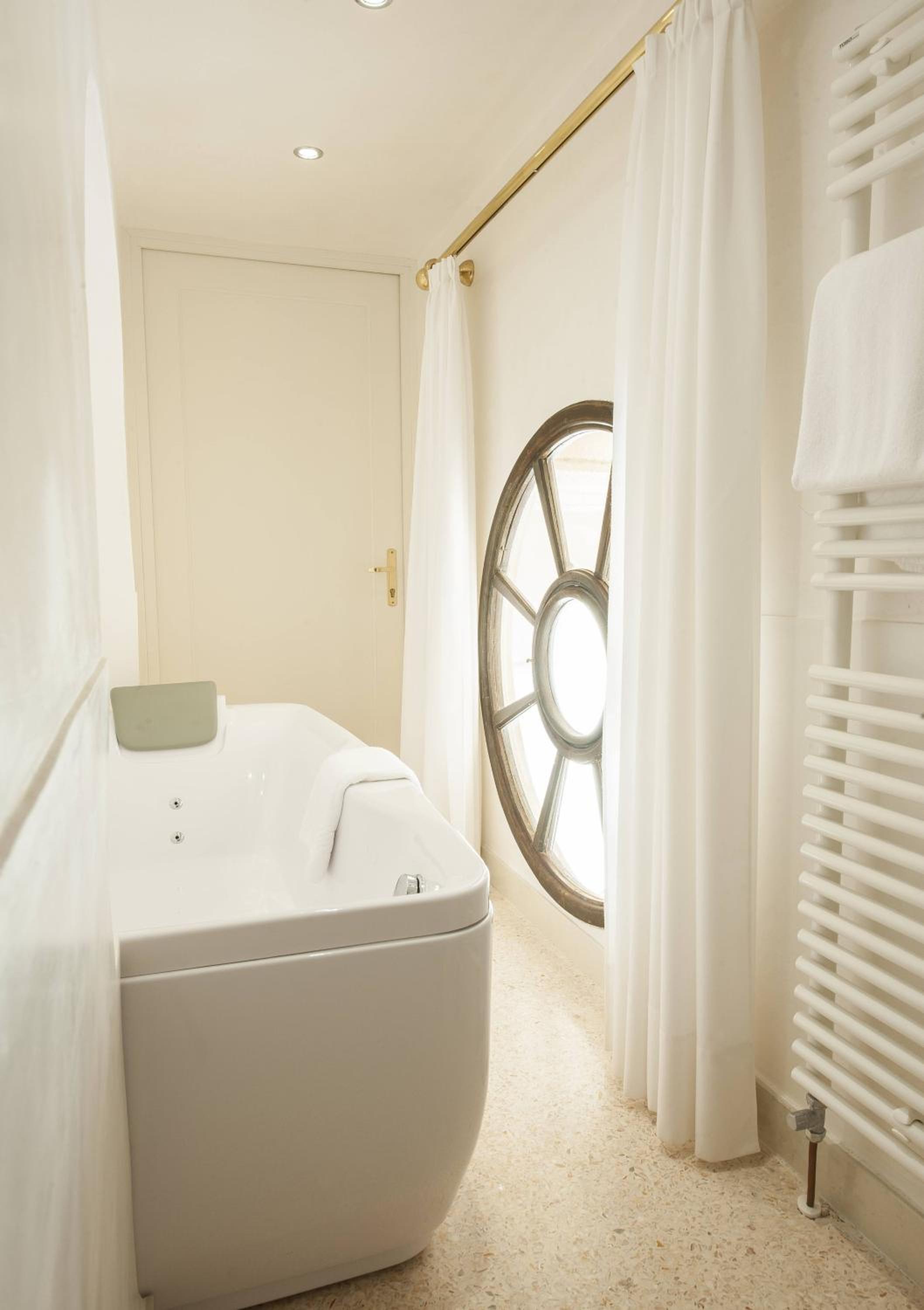 Junior Suite with Hot Tub - Main Building photo 2