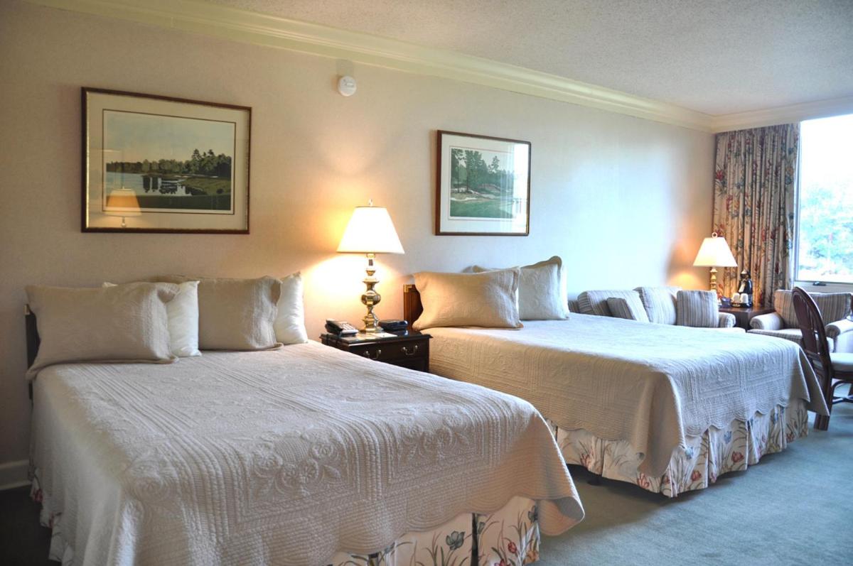 Queen Room with Two Queen Beds photo 2