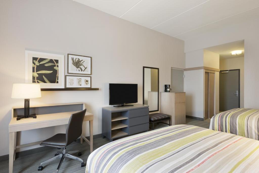Queen Room with Two Queen Beds - Non-Smoking - Photo 1