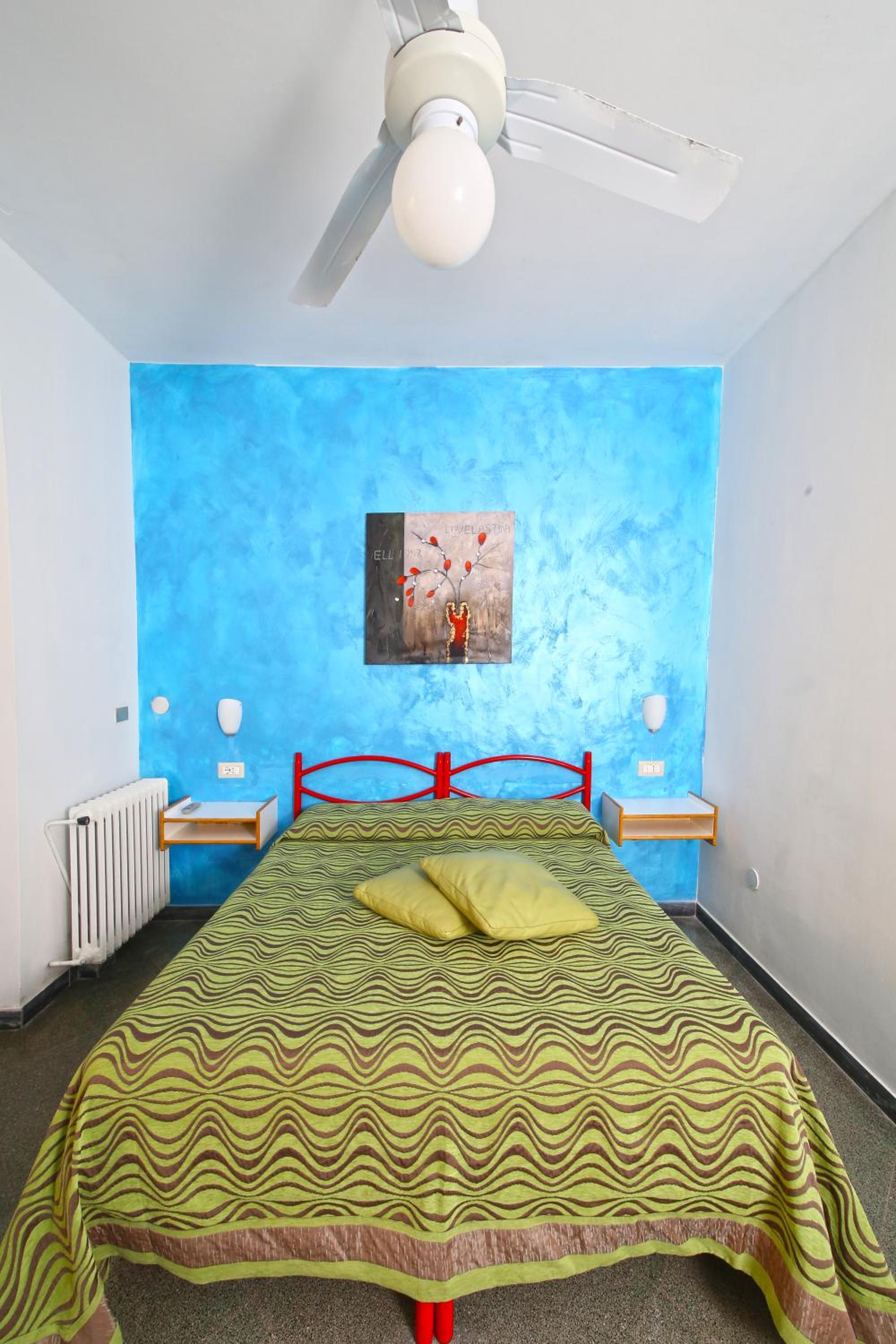 Economy Triple Room photo 3