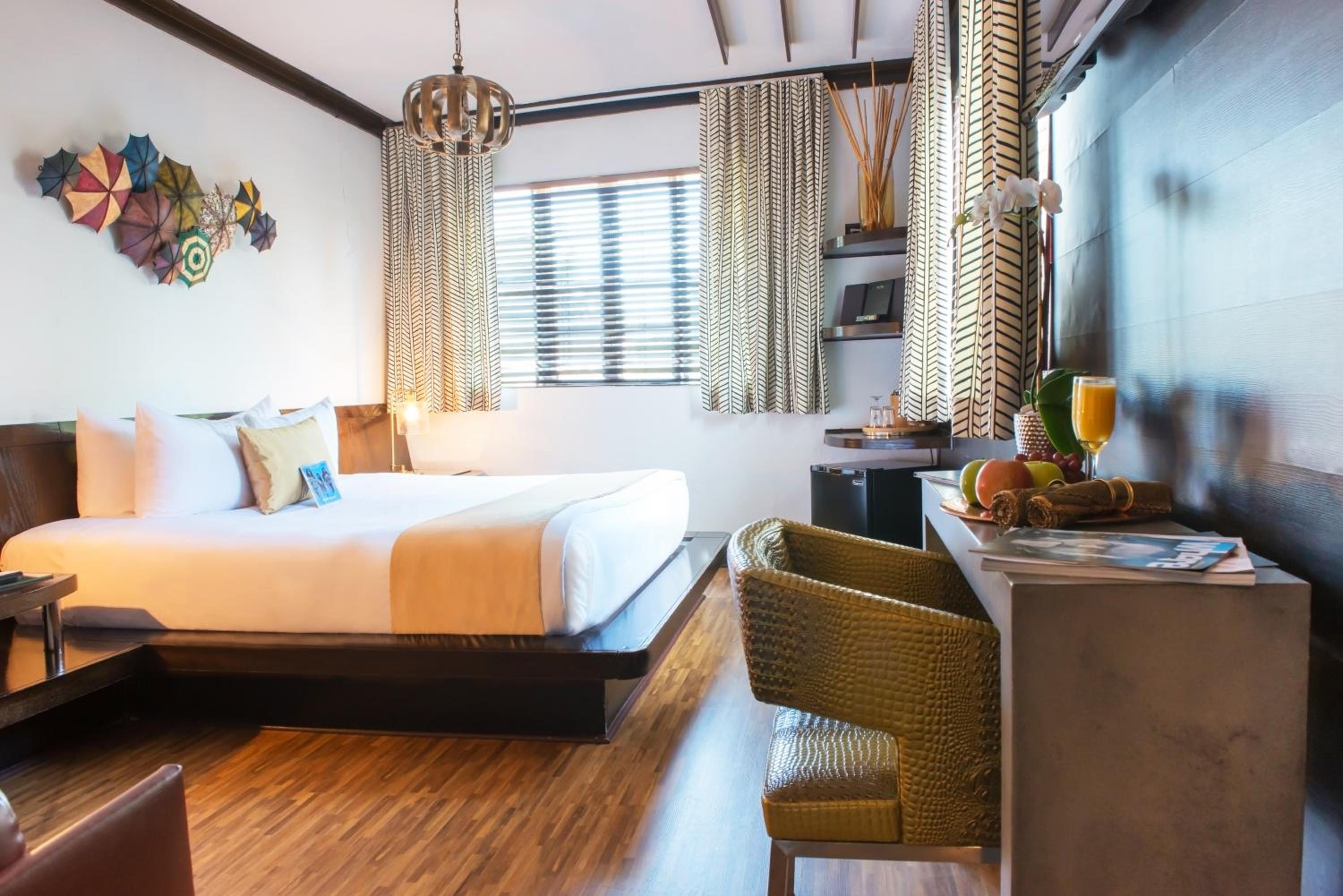Standard King Room - Photo 25