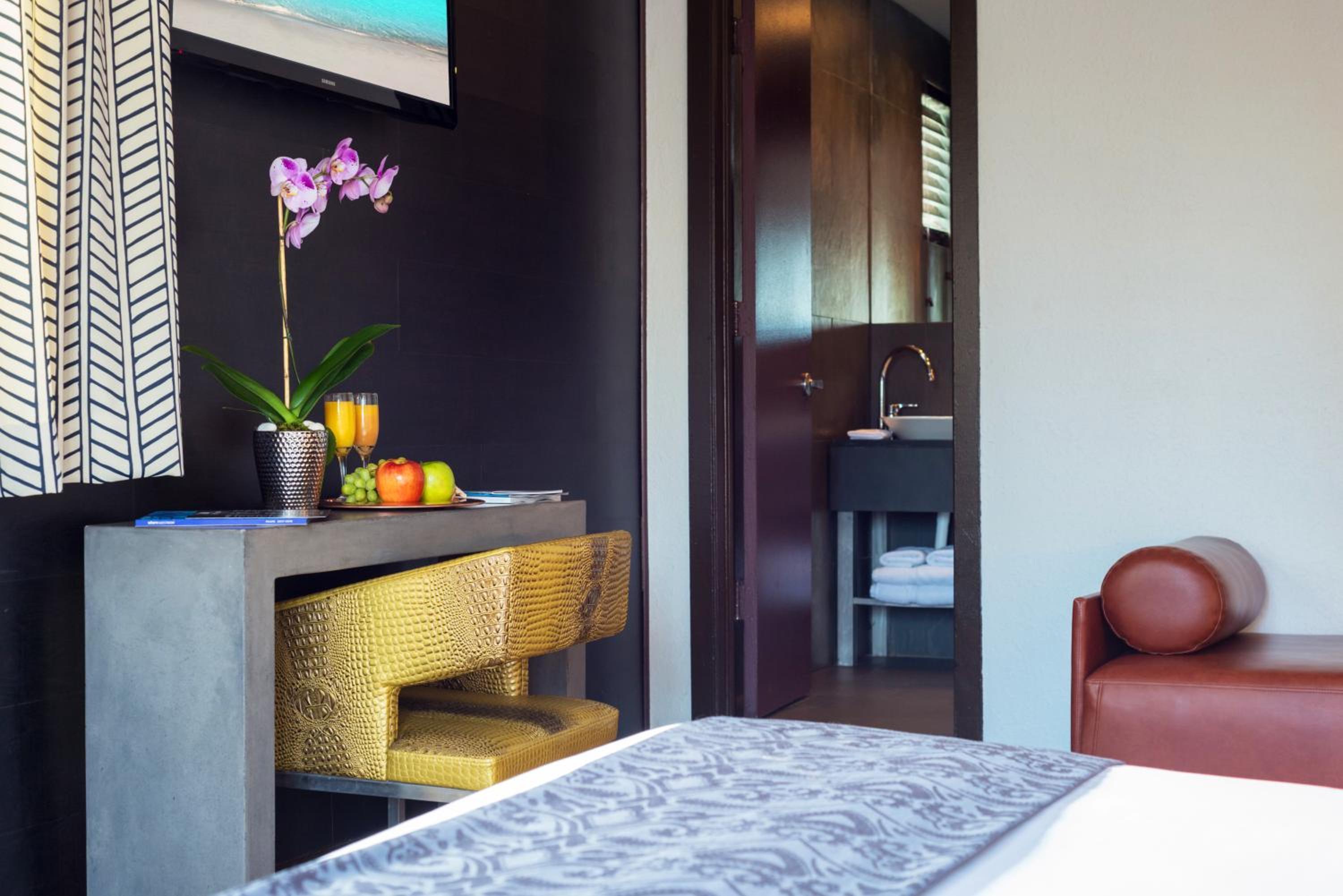Standard King Room - Photo 20