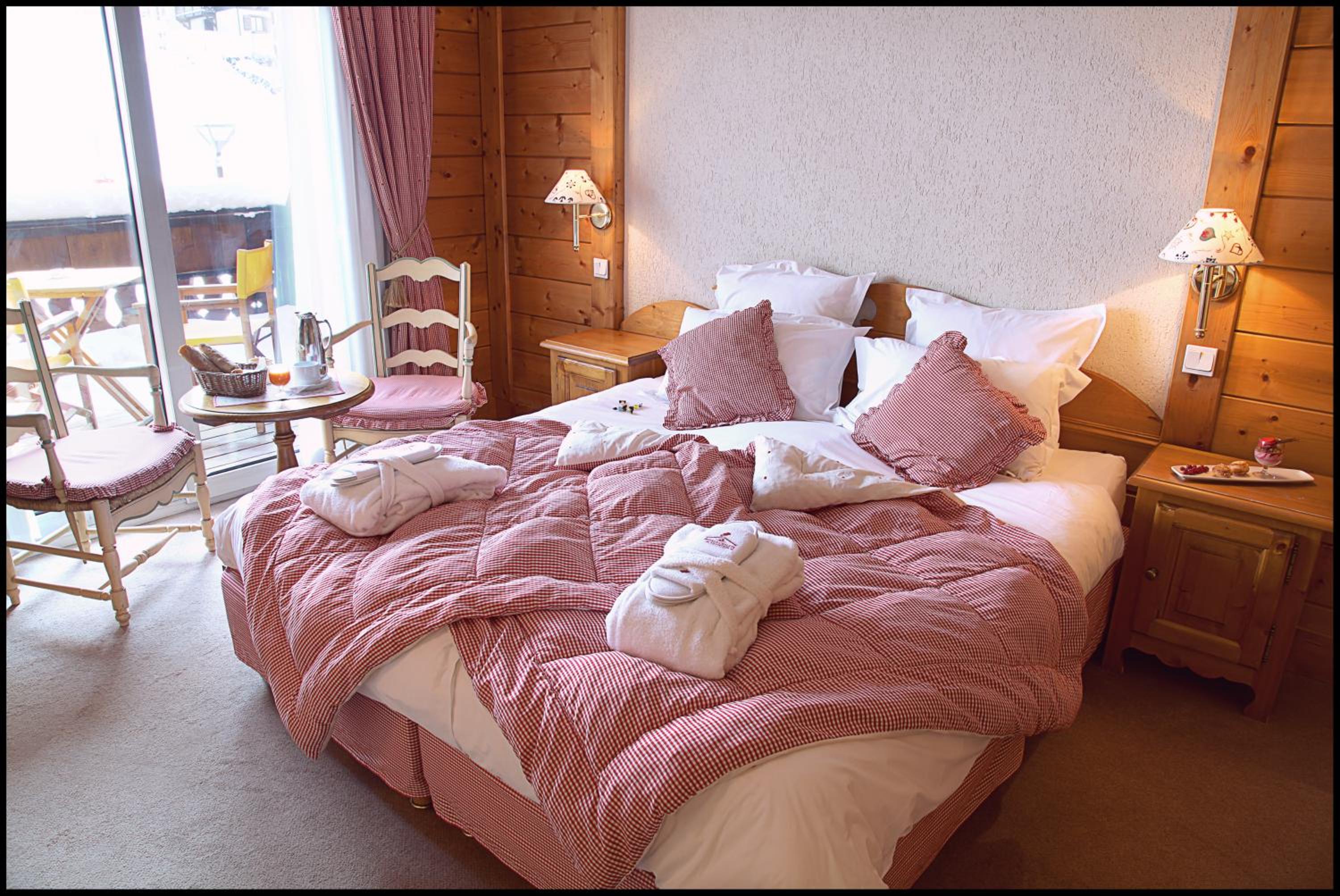 Chambre Double Supérieure (2 Adultes) Chambre Double Supérieure (2 Adultes)