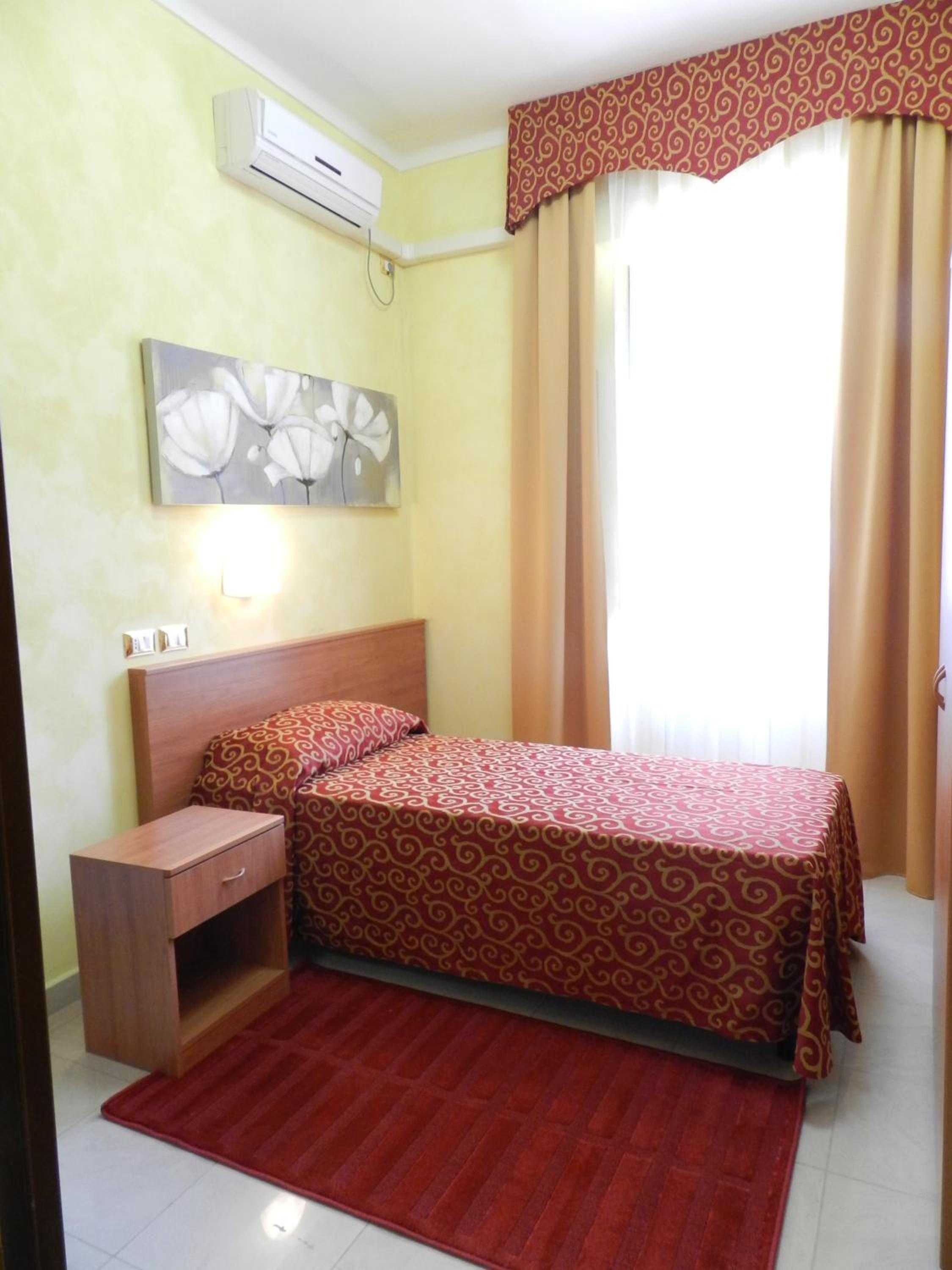 Single Room photo 3
