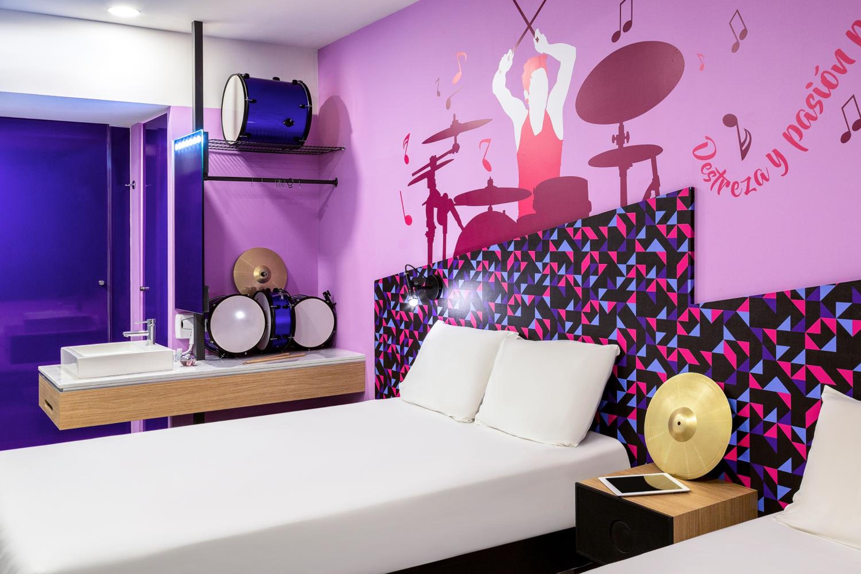 Standard Room with Twin Double Beds - Photo 8