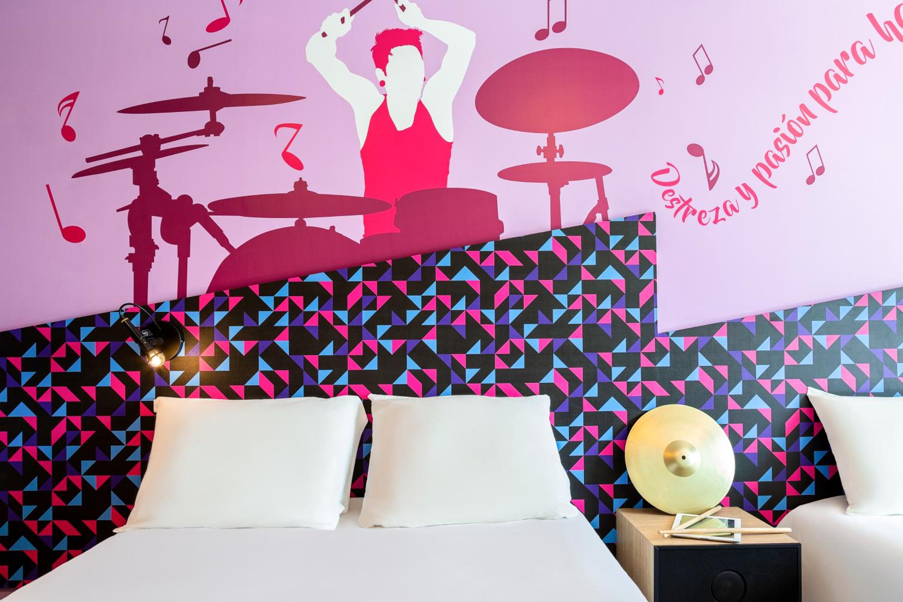 Standard Room with Twin Double Beds - Photo 7