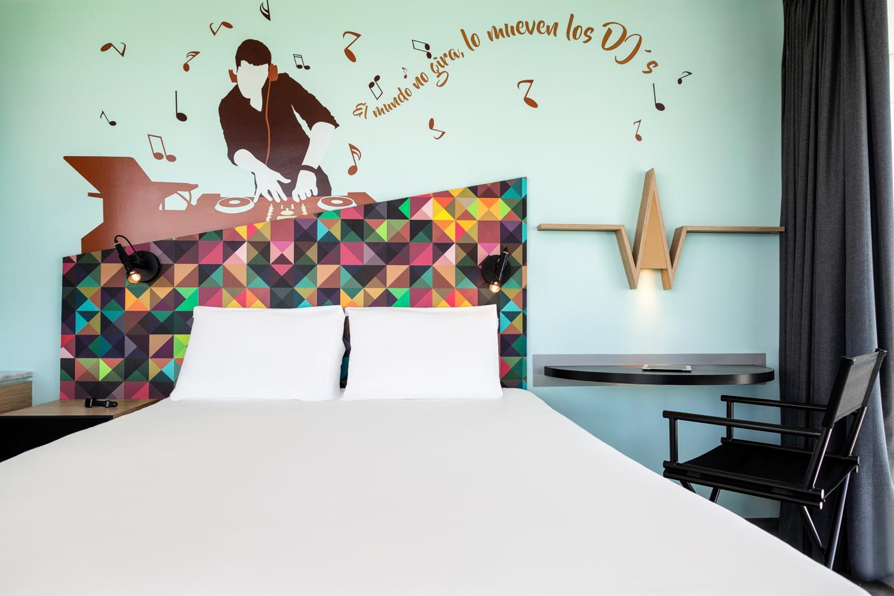 Standard Double Room with one Queen Bed - Photo 8
