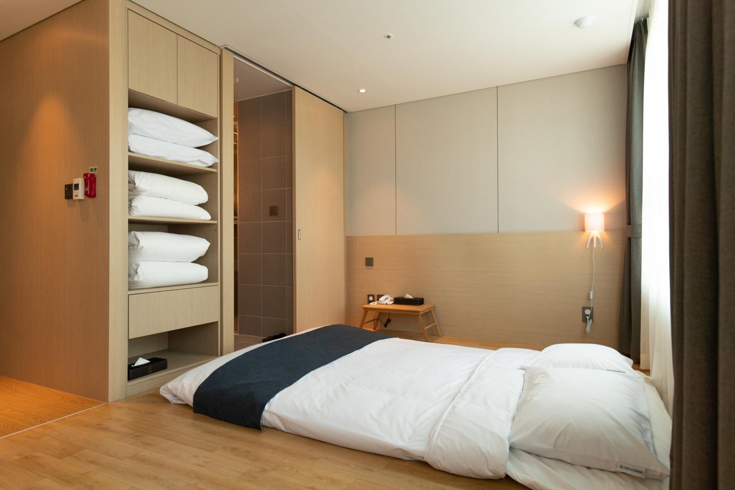 Korean-Style Quadruple Room photo 2