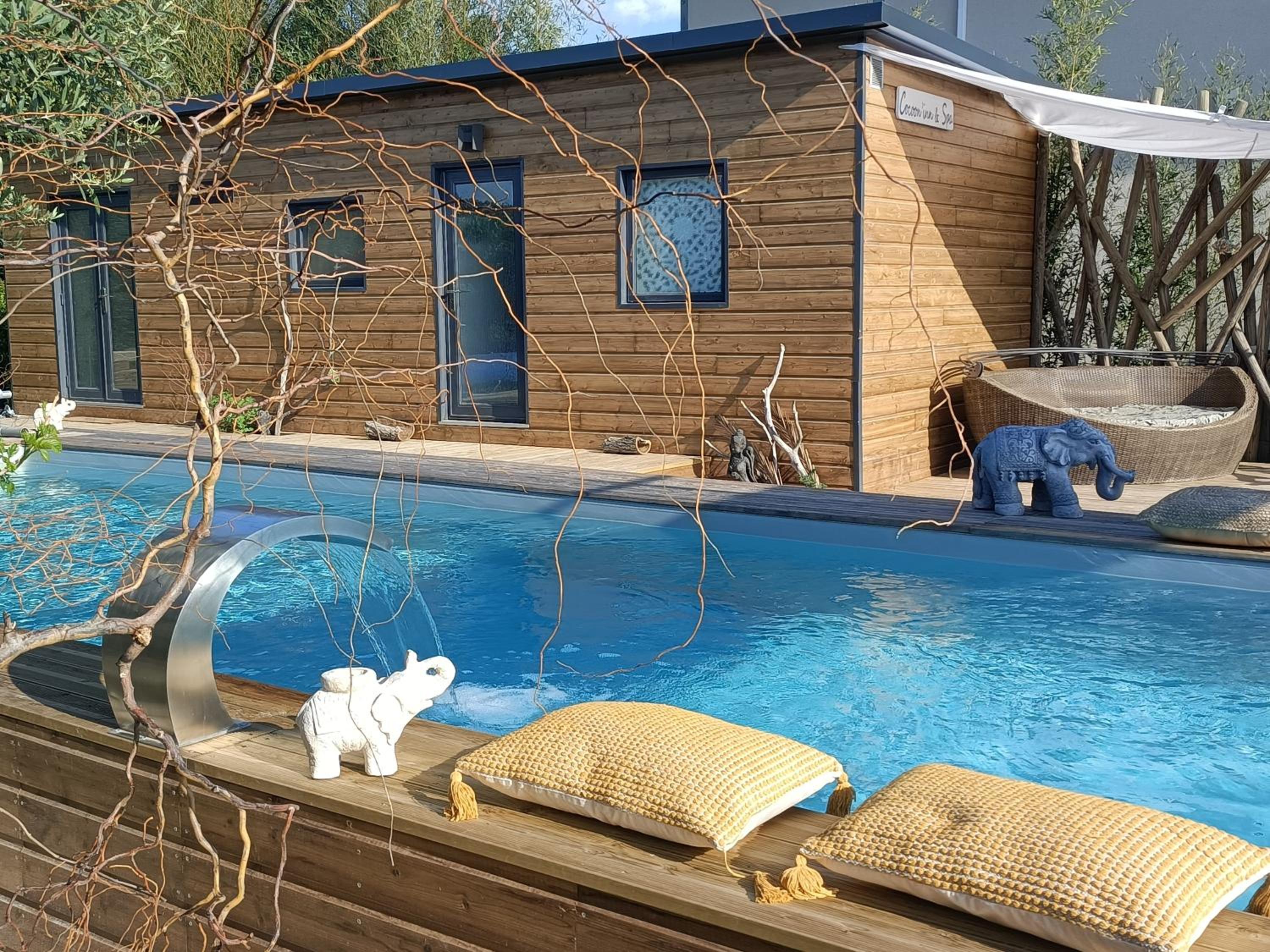 Apartment with Pool View