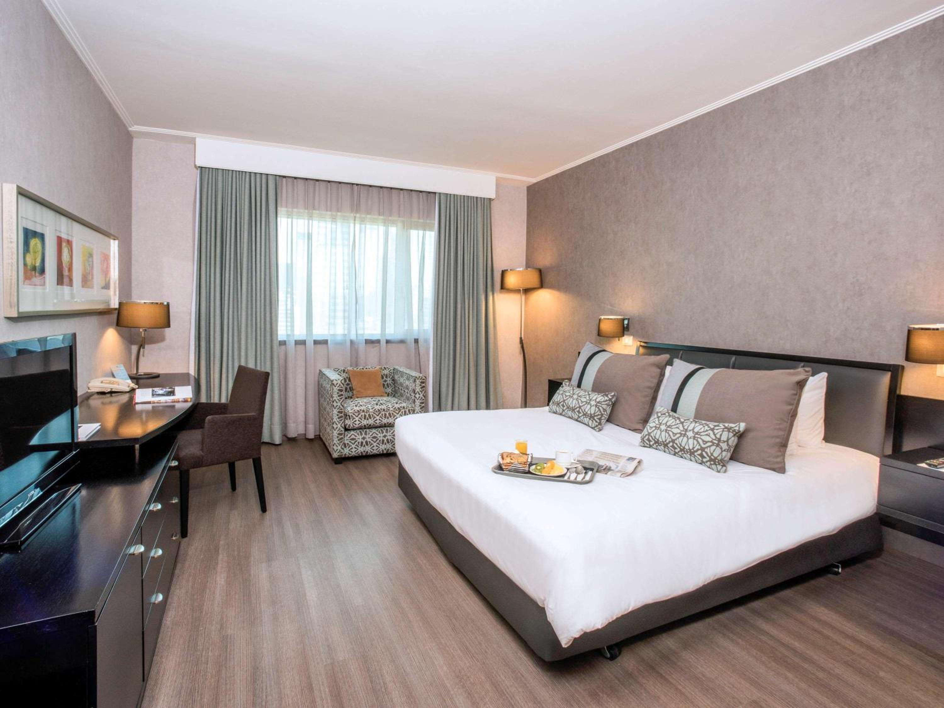 Junior Suite with One Queen Bed and Sofa Bed photo 1