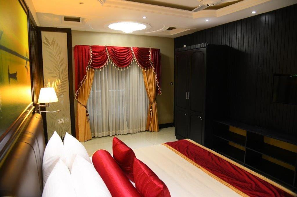 Deluxe King Suite - Photo 13