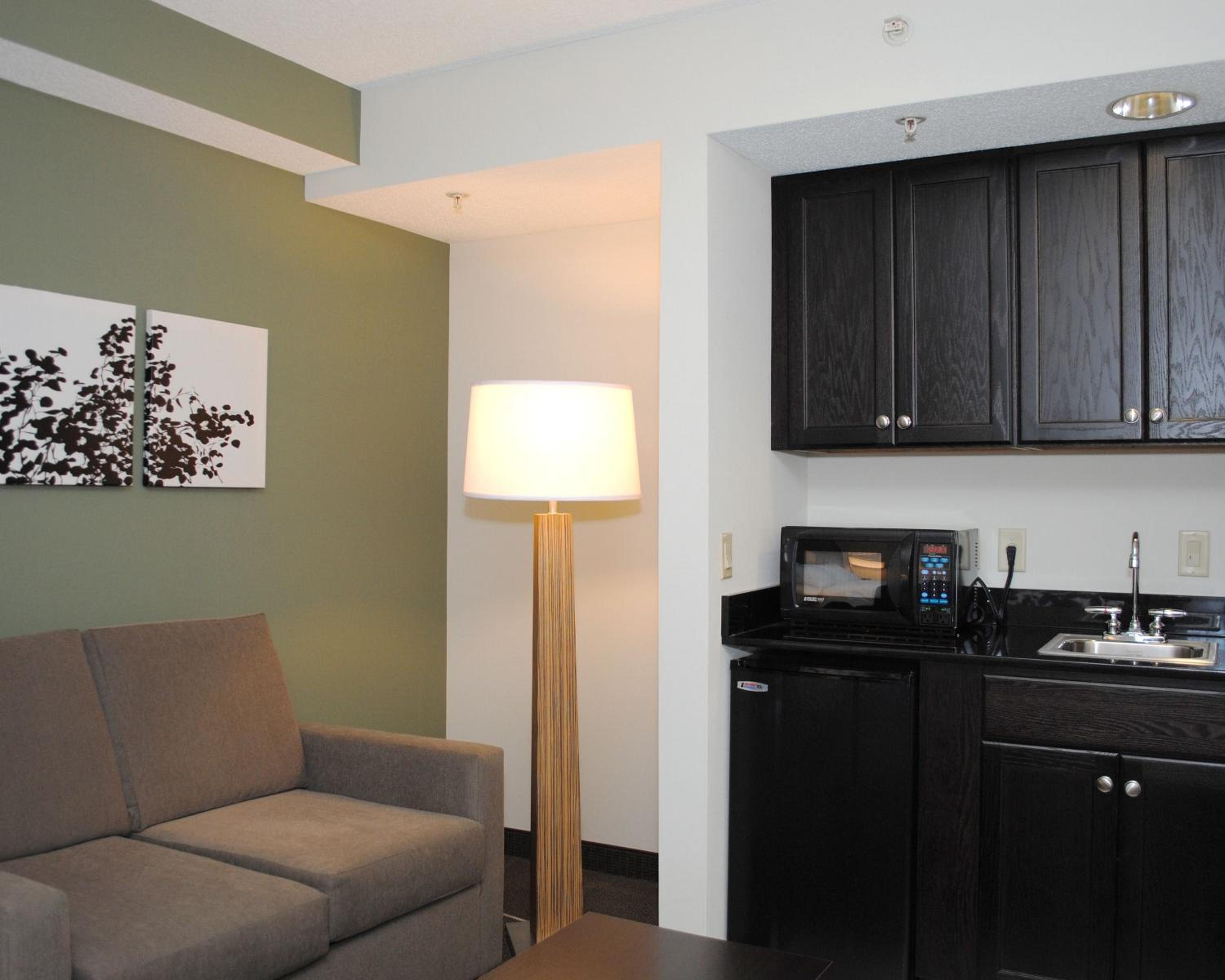 King Suite with Whirlpool and Sofa Bed - Non-Smoking - Photo 3