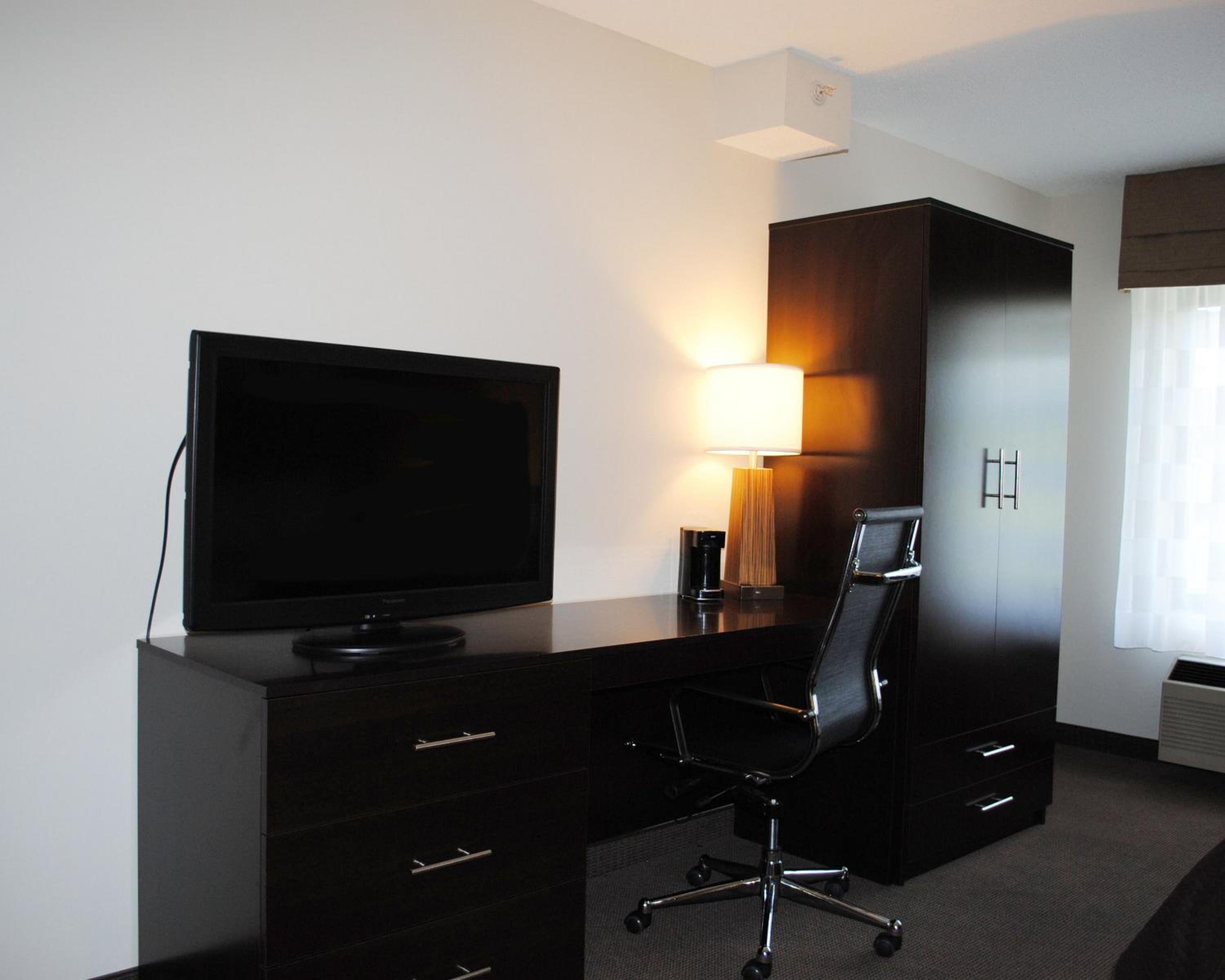 King Suite with Whirlpool and Sofa Bed - Non-Smoking - Photo 2
