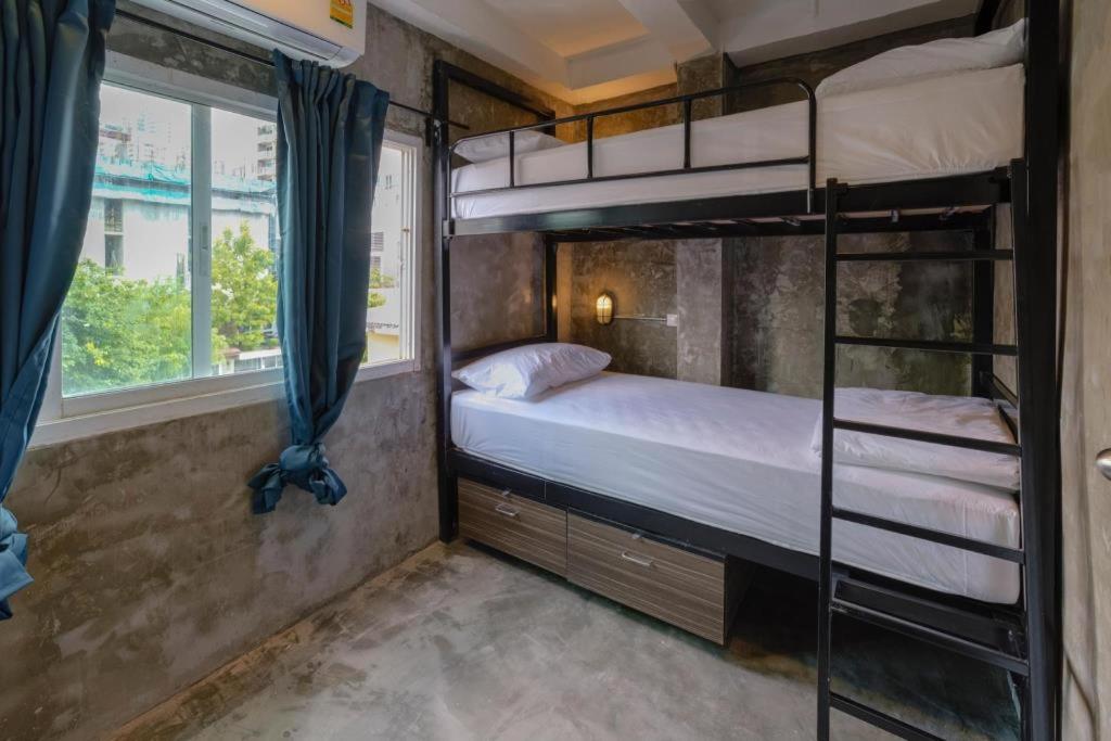 Bed in 8-Bed Dormitory Room photo 1