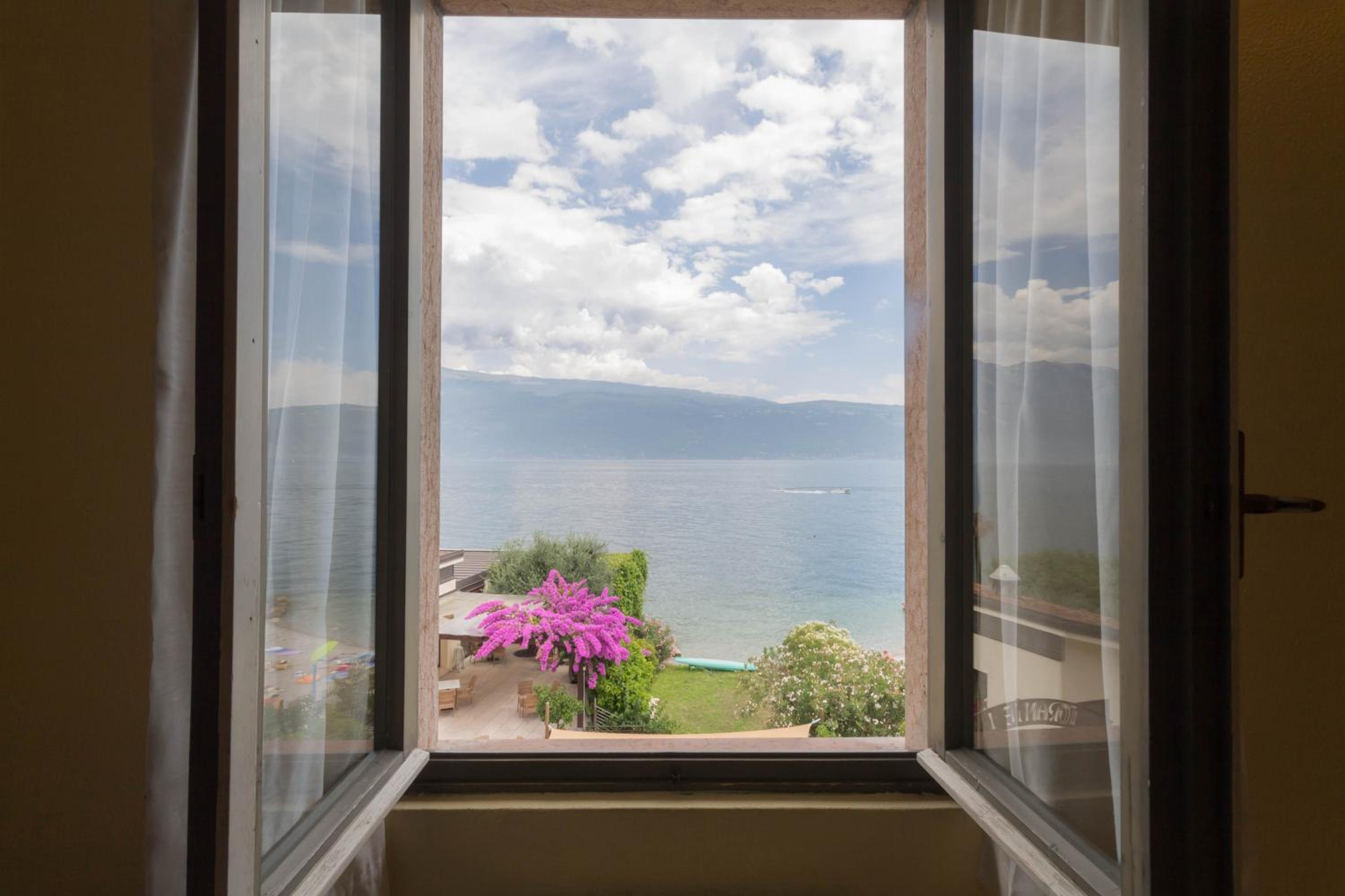 Economy Double Room with Lake View photo 3