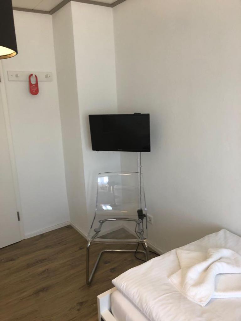 Small Twin Room - Photo 4