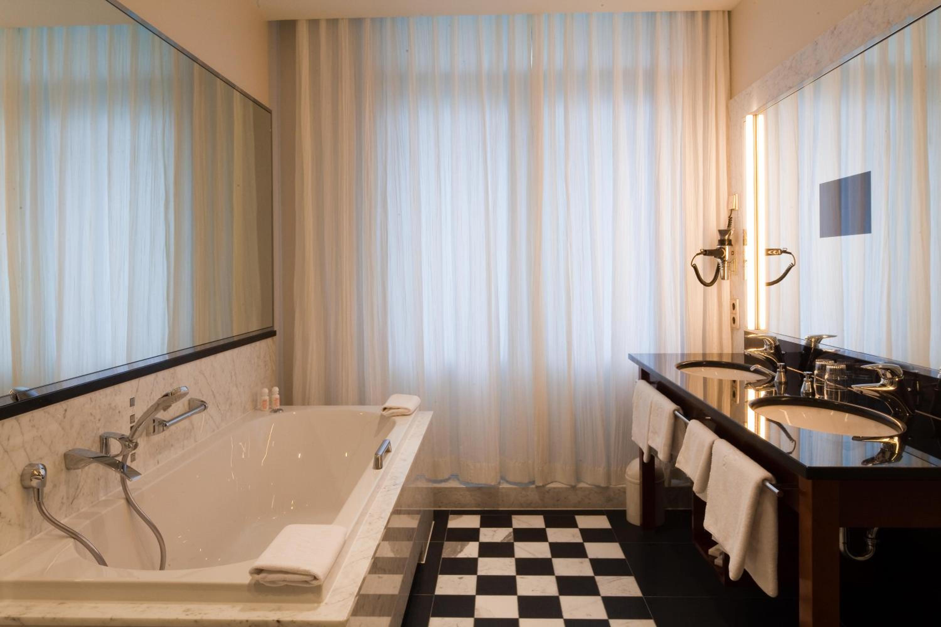 Suite - Photo 3