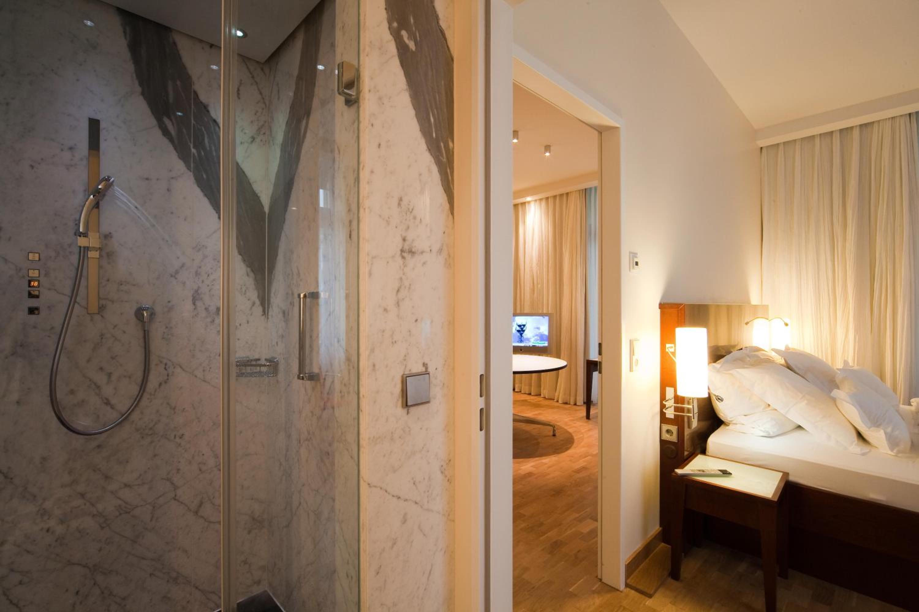 Suite - Photo 2