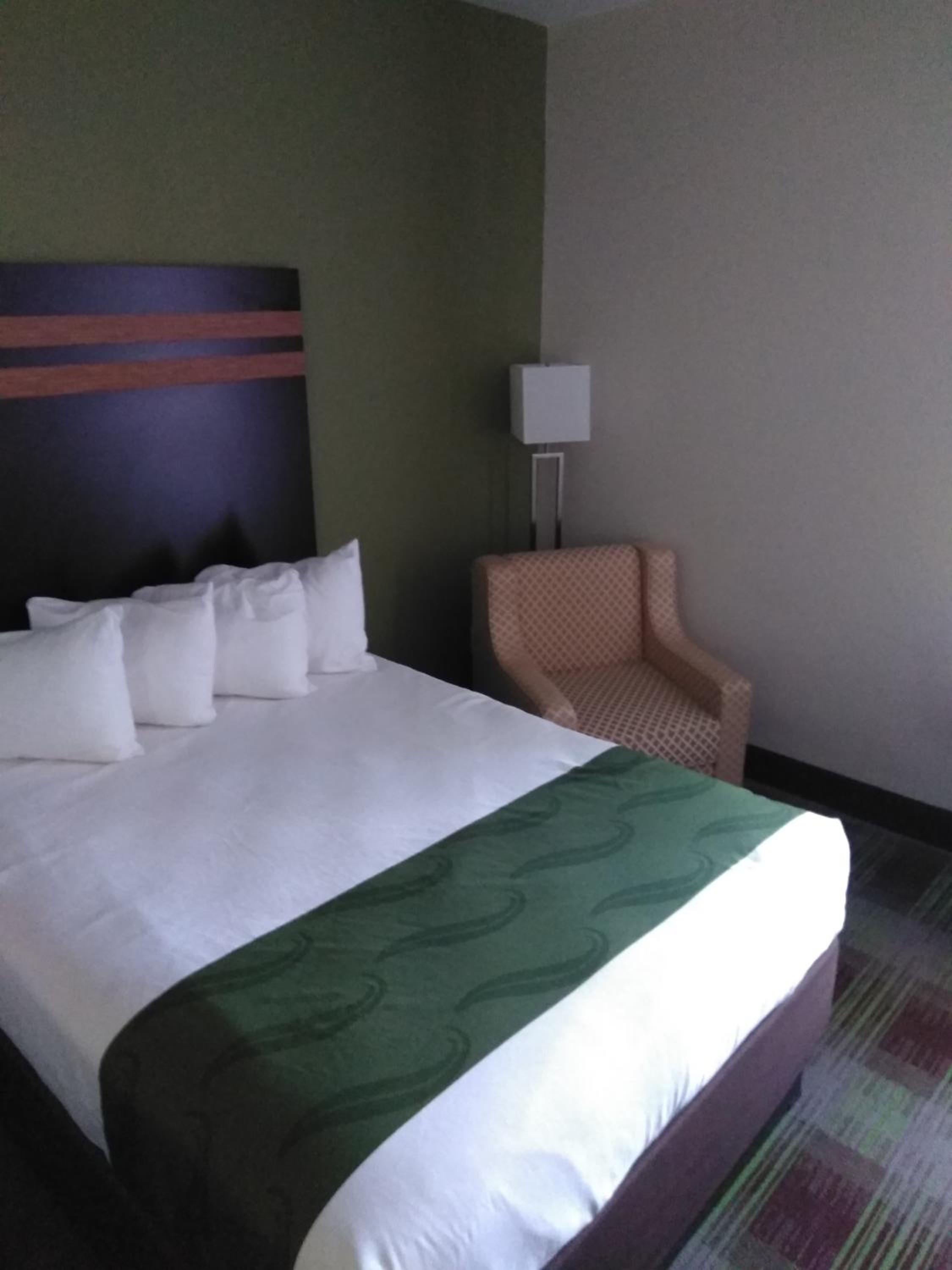Queen Room with Two Queen Beds - Non-Smoking - Photo 3