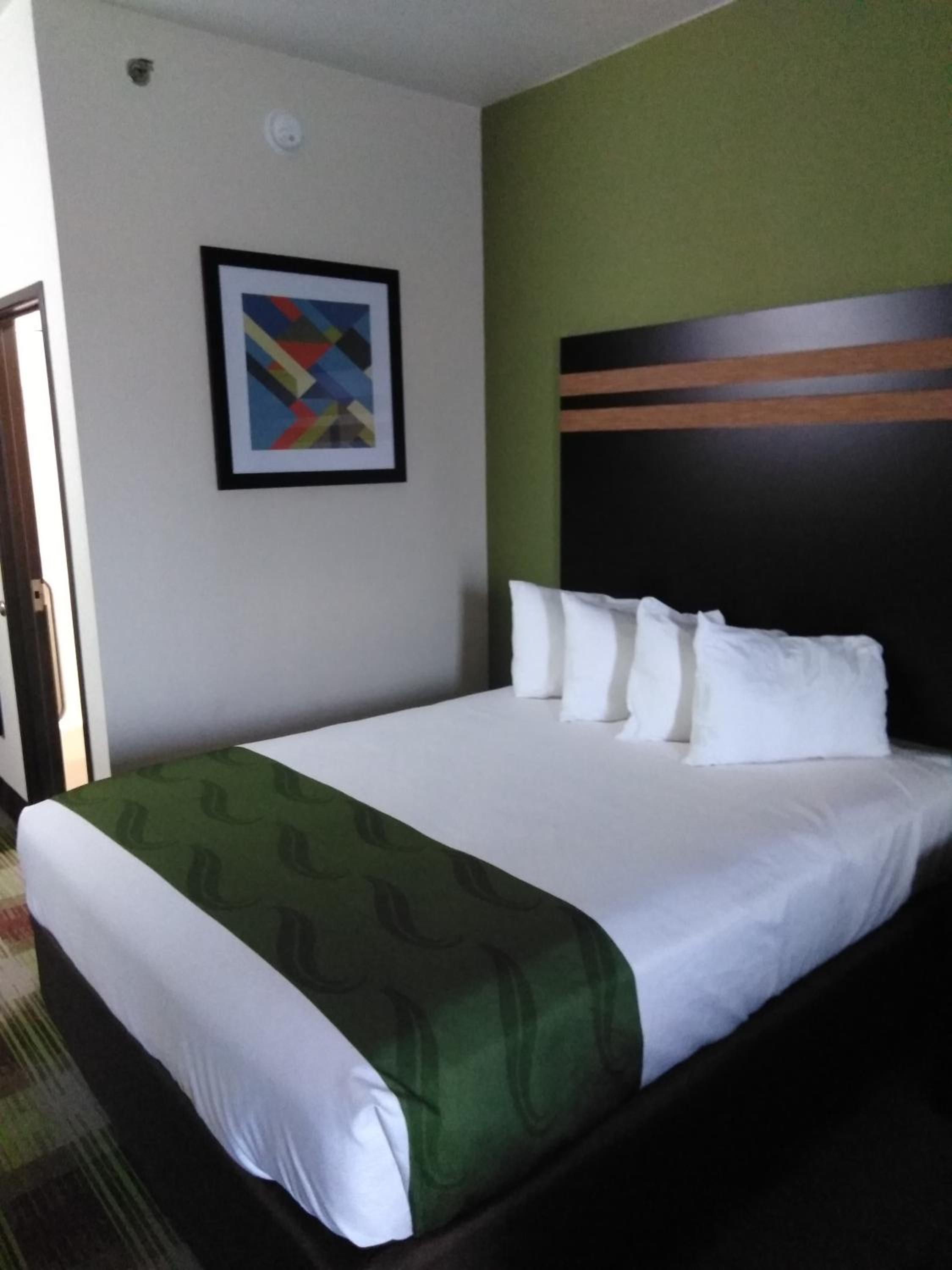 Queen Room with Two Queen Beds - Non-Smoking - Photo 1