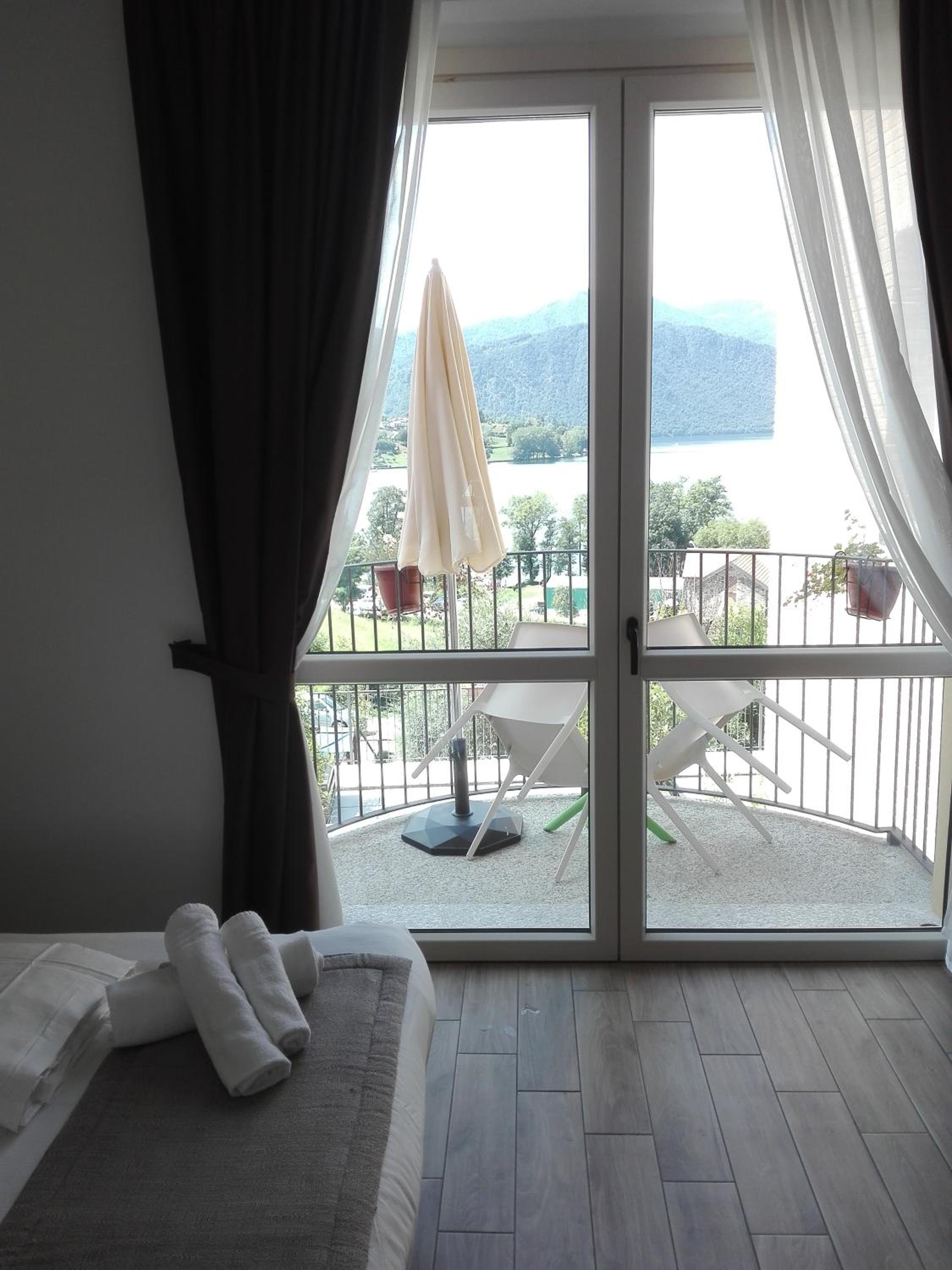 Double Room with Balcony and Lake View photo 3