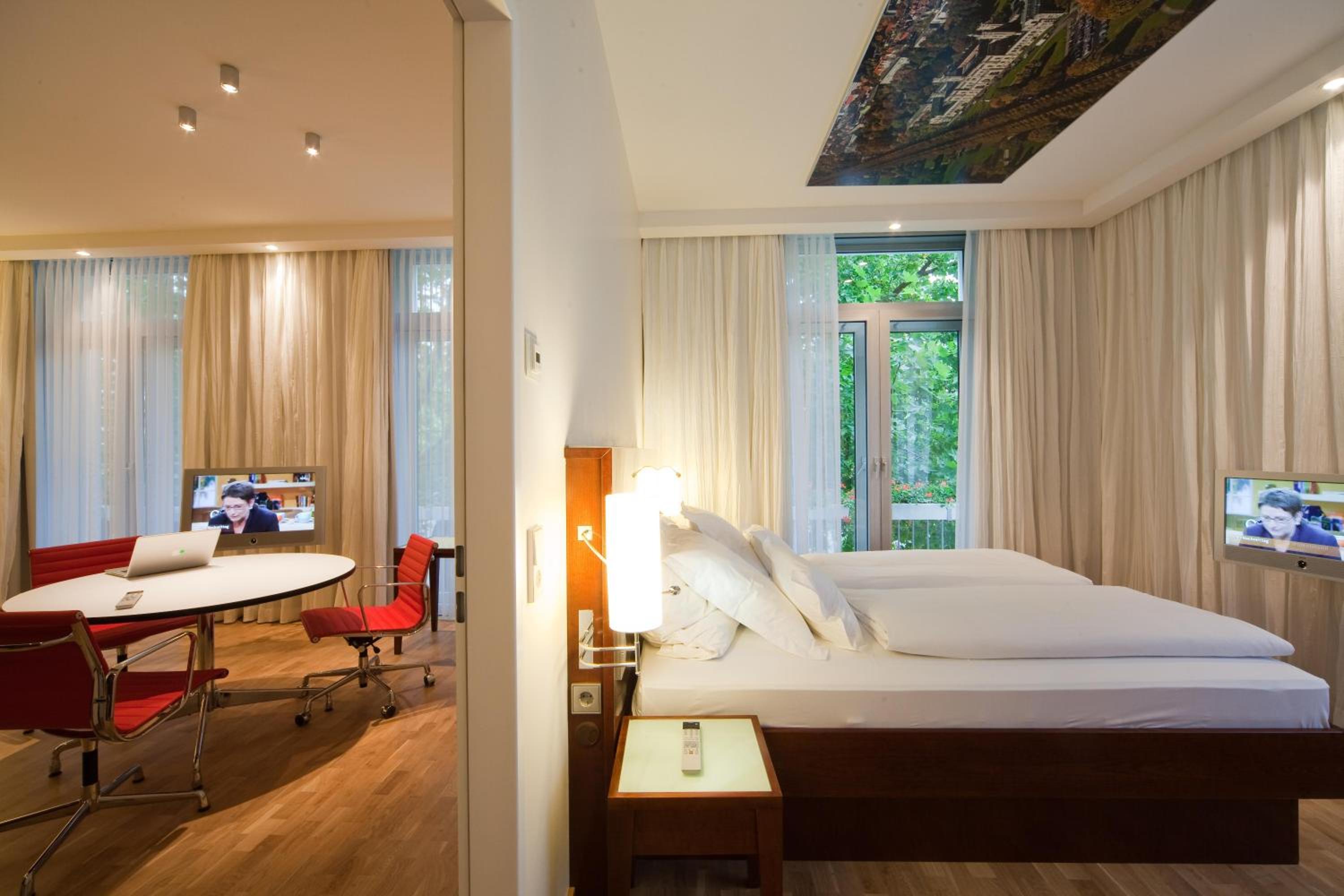 Suite - Photo 1