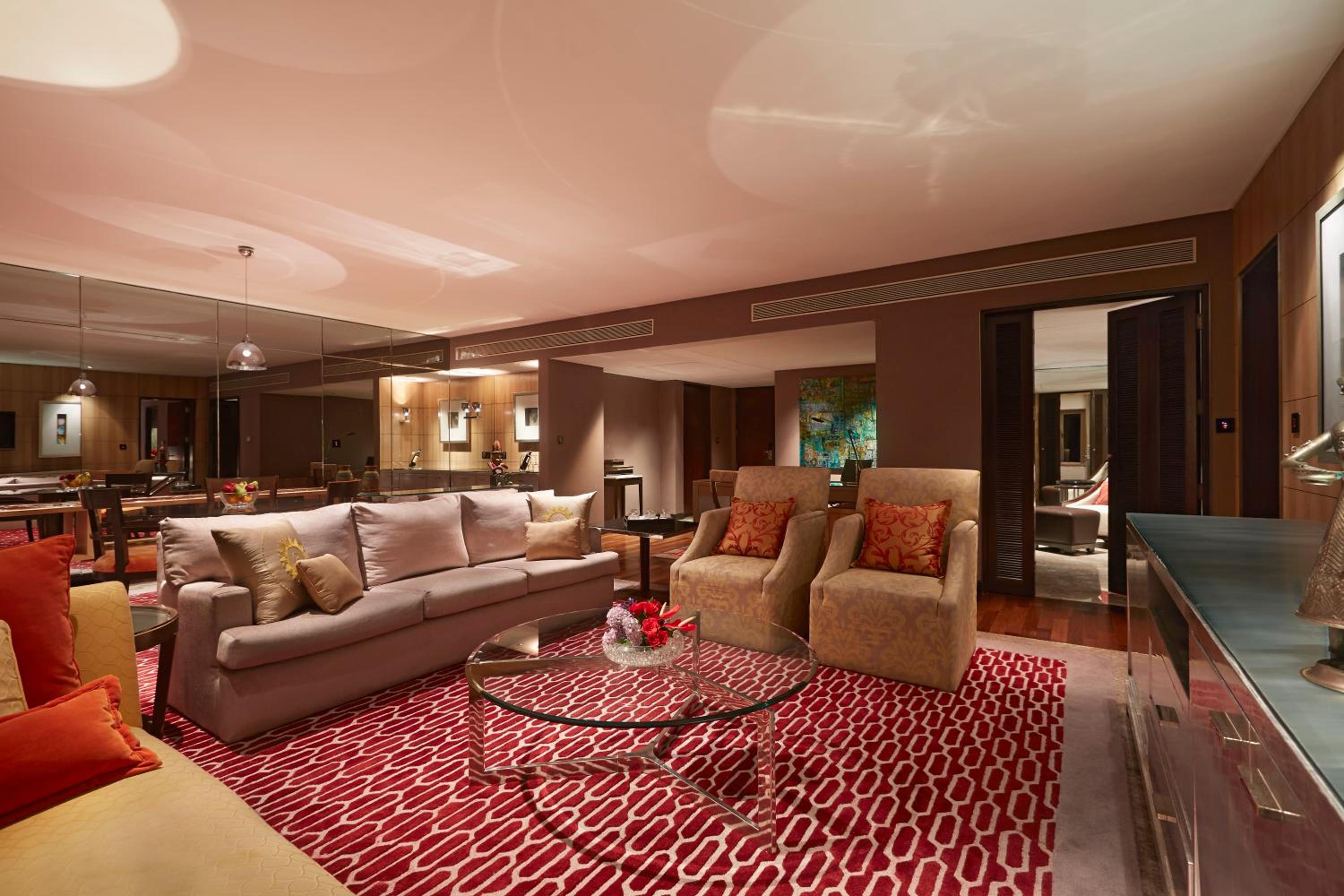 Grand Luxury Suite - High tea, evening cocktails, butler service, Complimentary 1 way airport transfer