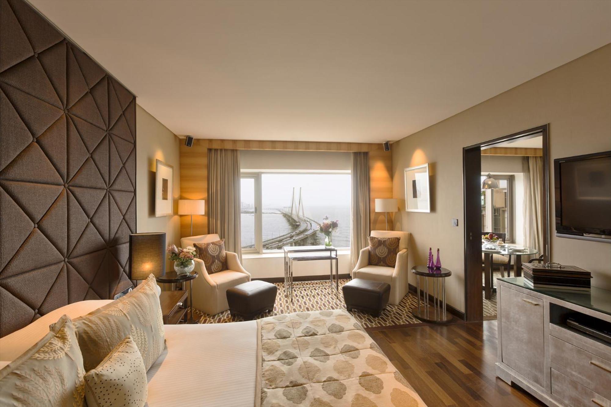 Luxury Suite - High tea, evening cocktails, butler service, Complimentary 1 way airport transfer