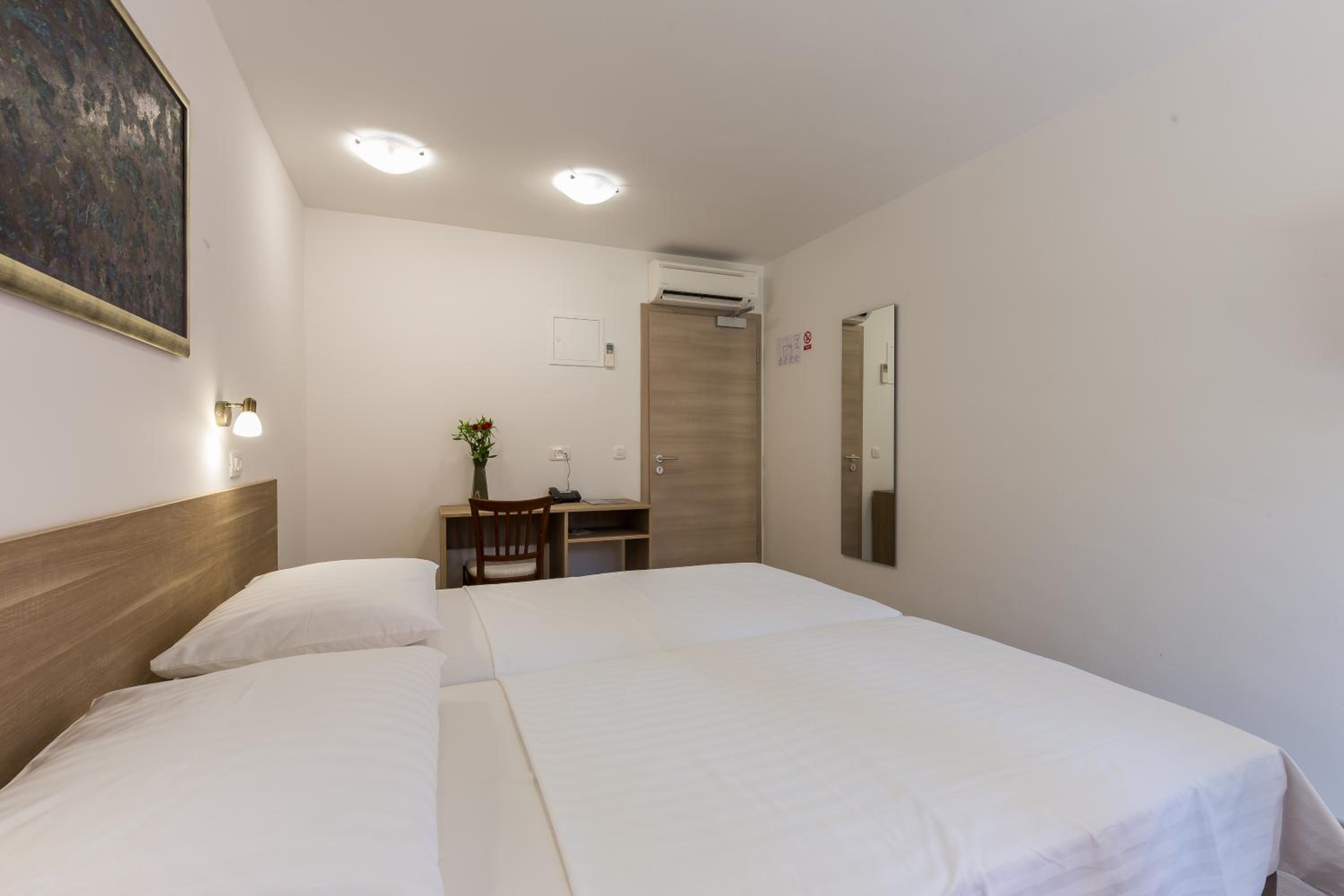 Doppel- oder Zweibettzimmer mit Gartenblick