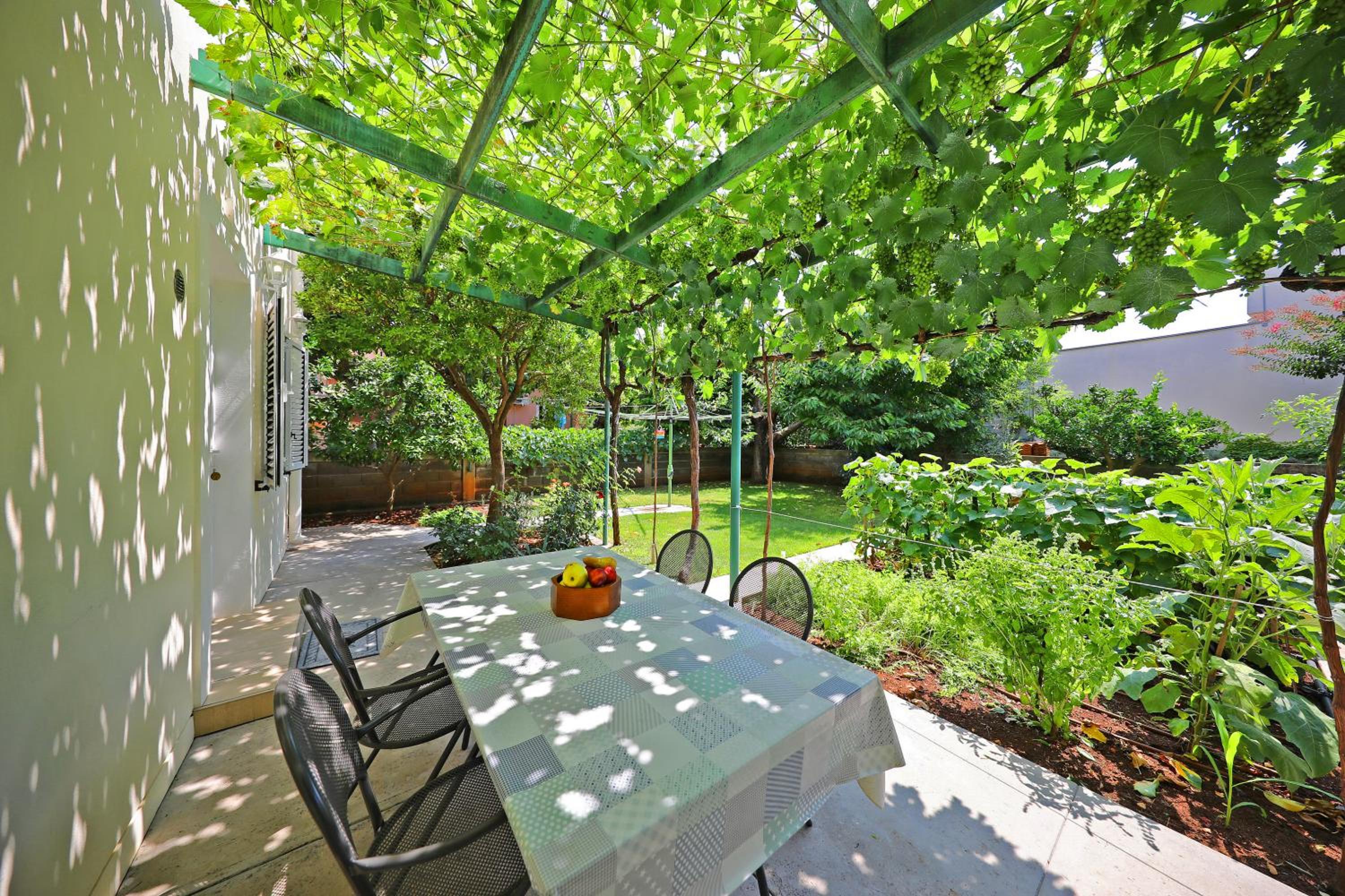 Apartment with Garden View