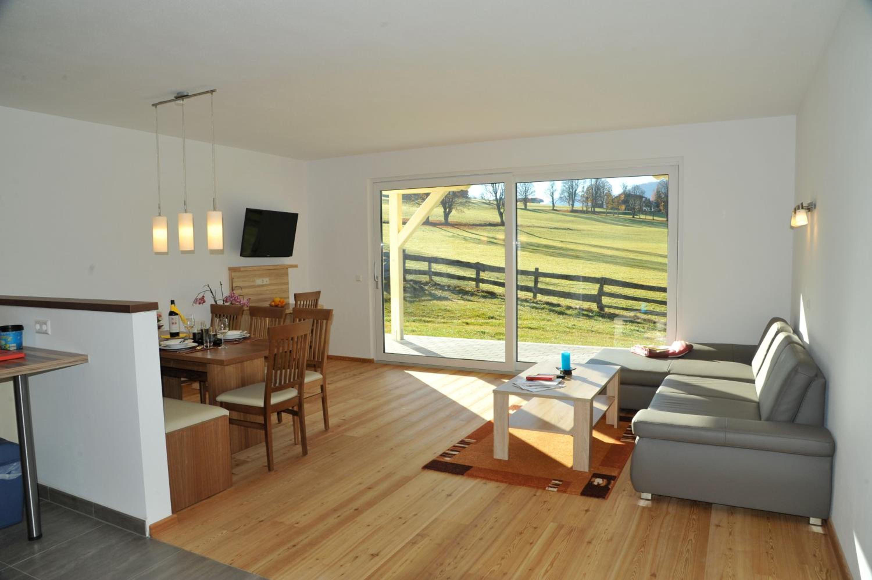 Luxury Three-Bedroom Apartment with Balcony photo 1