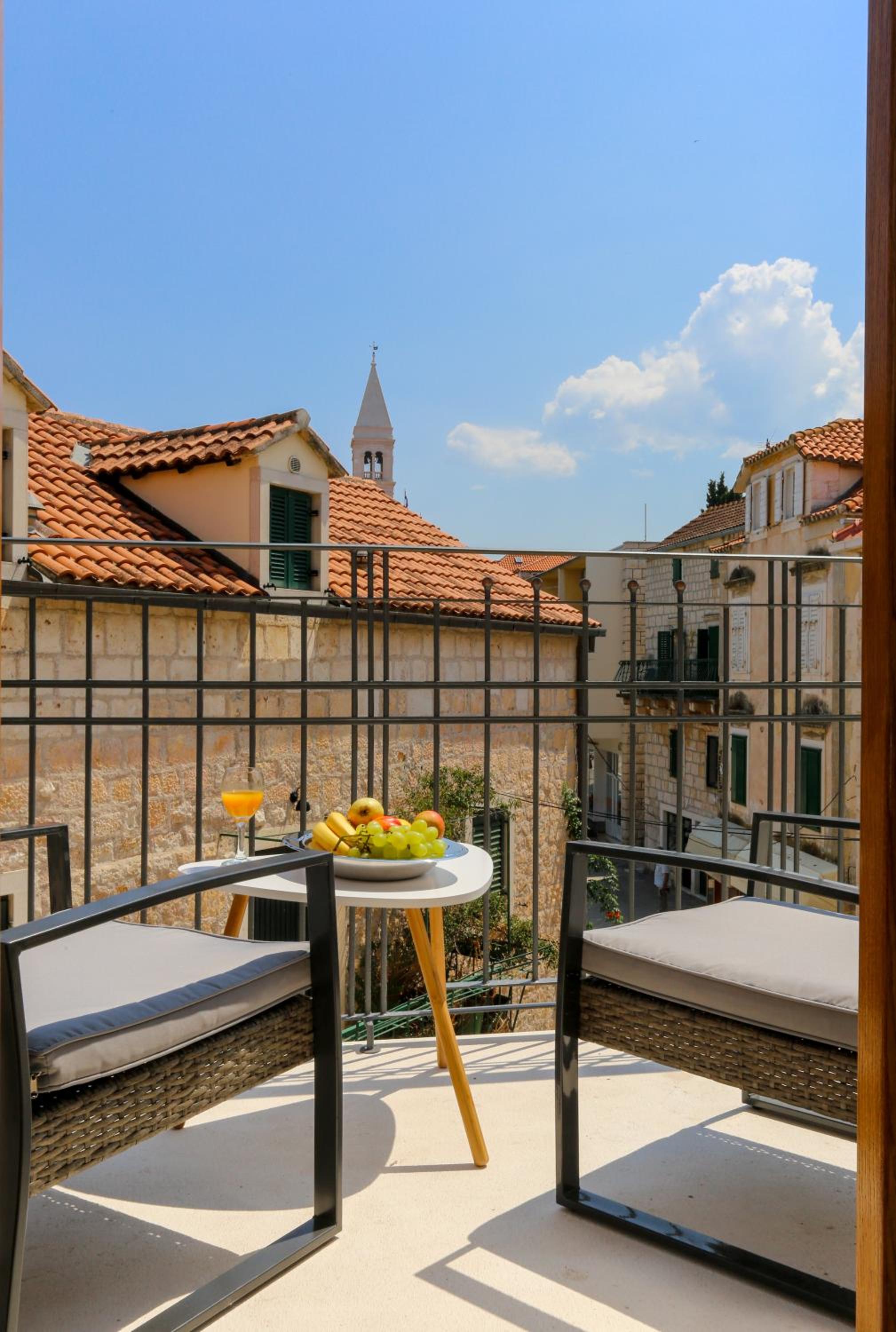 Apartment with Balcony photo 2