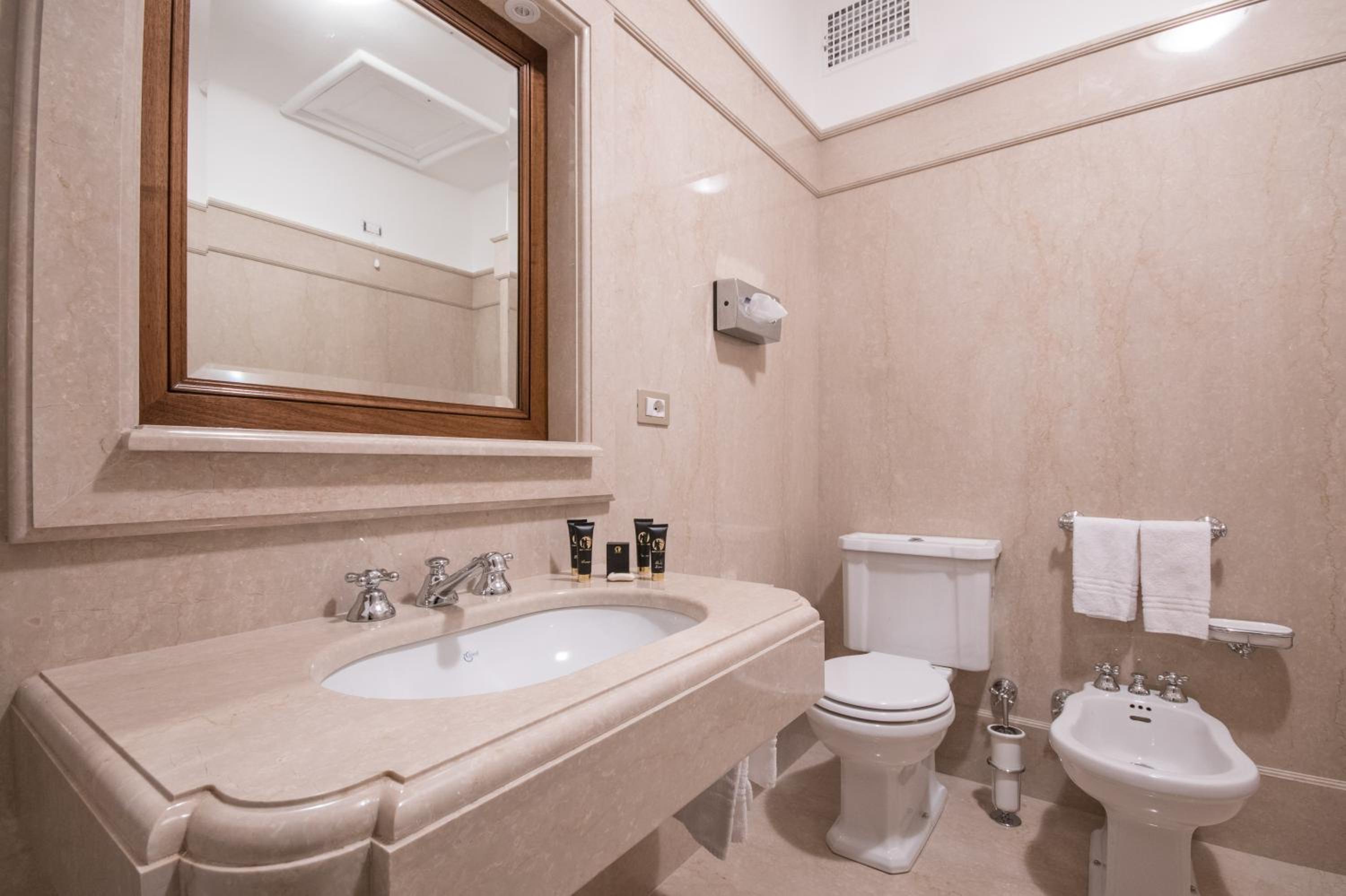 Suite with City View - Photo 6